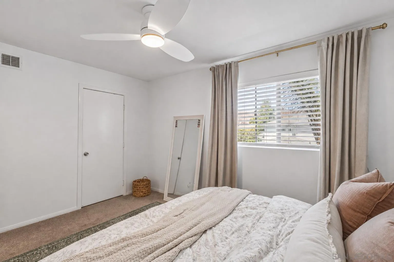 https://cdn.realtyfeed.com/cdn/127/260021024/b6c283f2d8708eefb66dfa76d270d330.webp