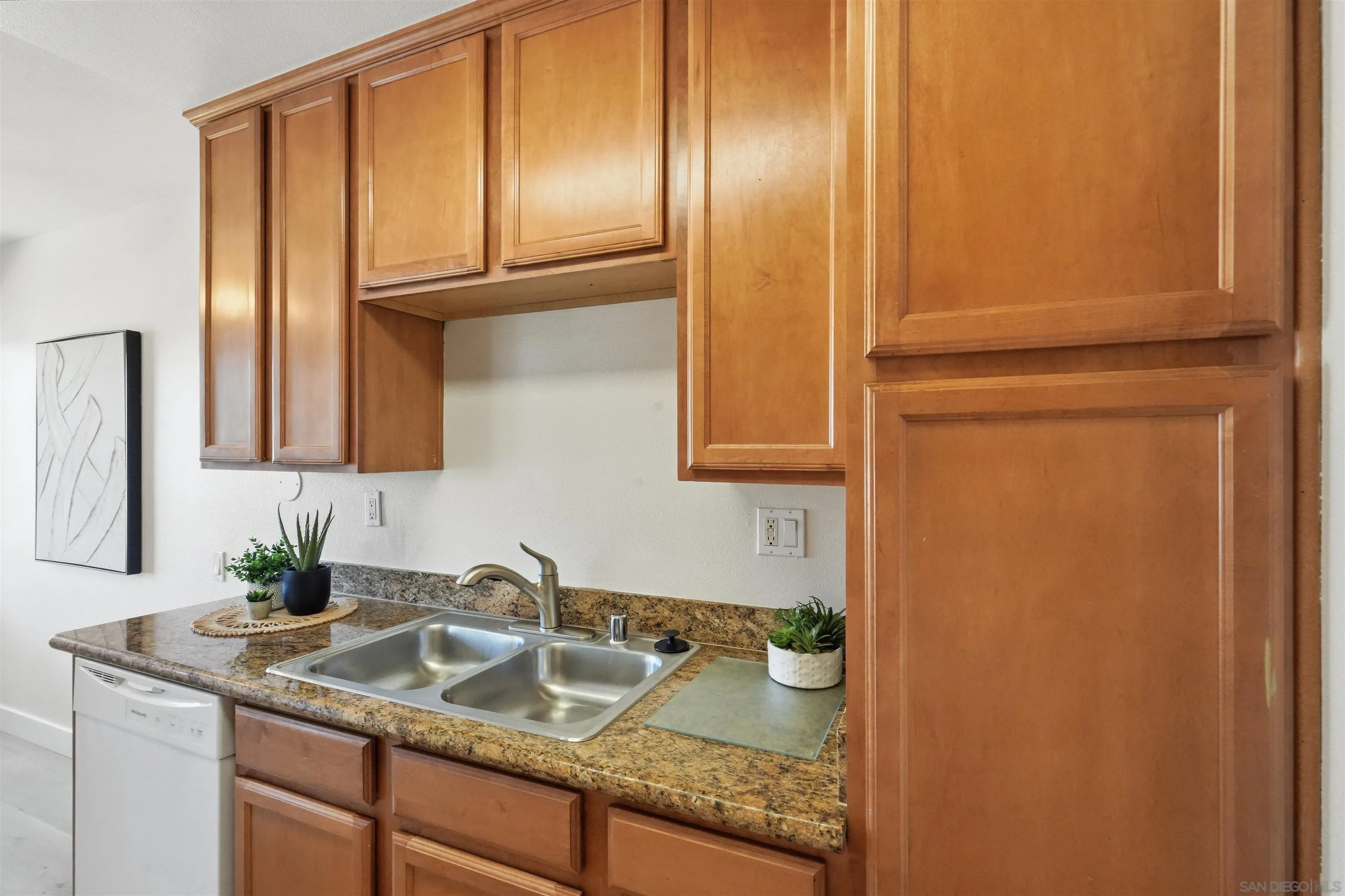https://cdn.realtyfeed.com/cdn/127/260021027/2b36ced36008b246ed9d29ad73afd204.webp