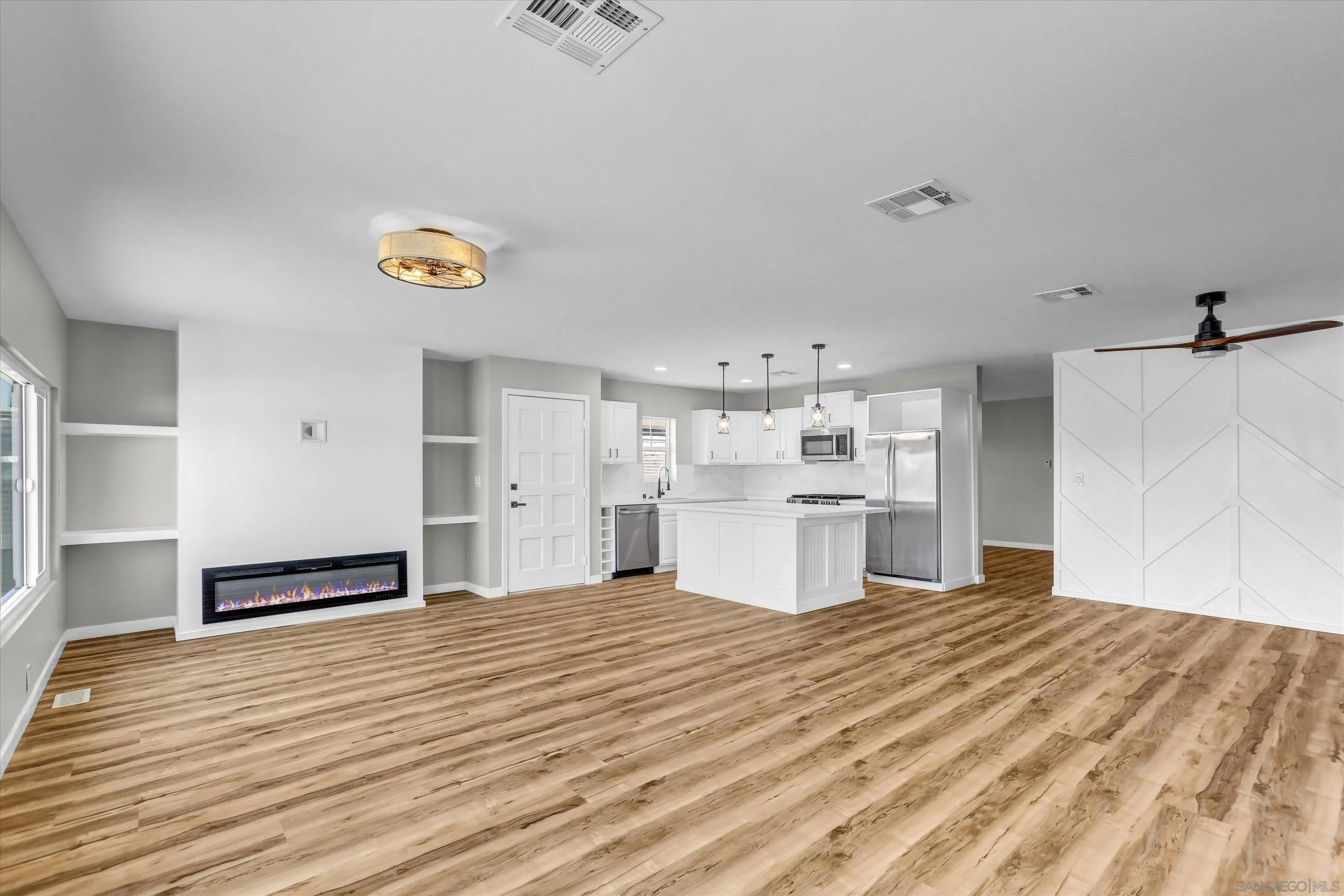 https://cdn.realtyfeed.com/cdn/127/260021028/41067cecf2f260619588642b600e3a80.webp