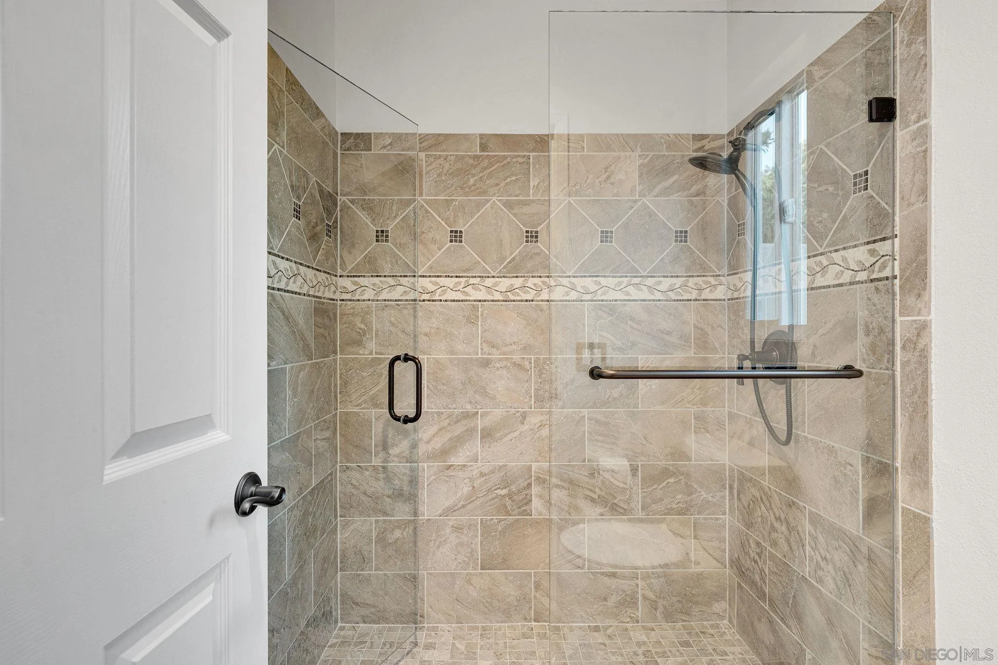https://cdn.realtyfeed.com/cdn/127/260021032/5aa95f815b75f5cf933b04dce98a9c18.webp