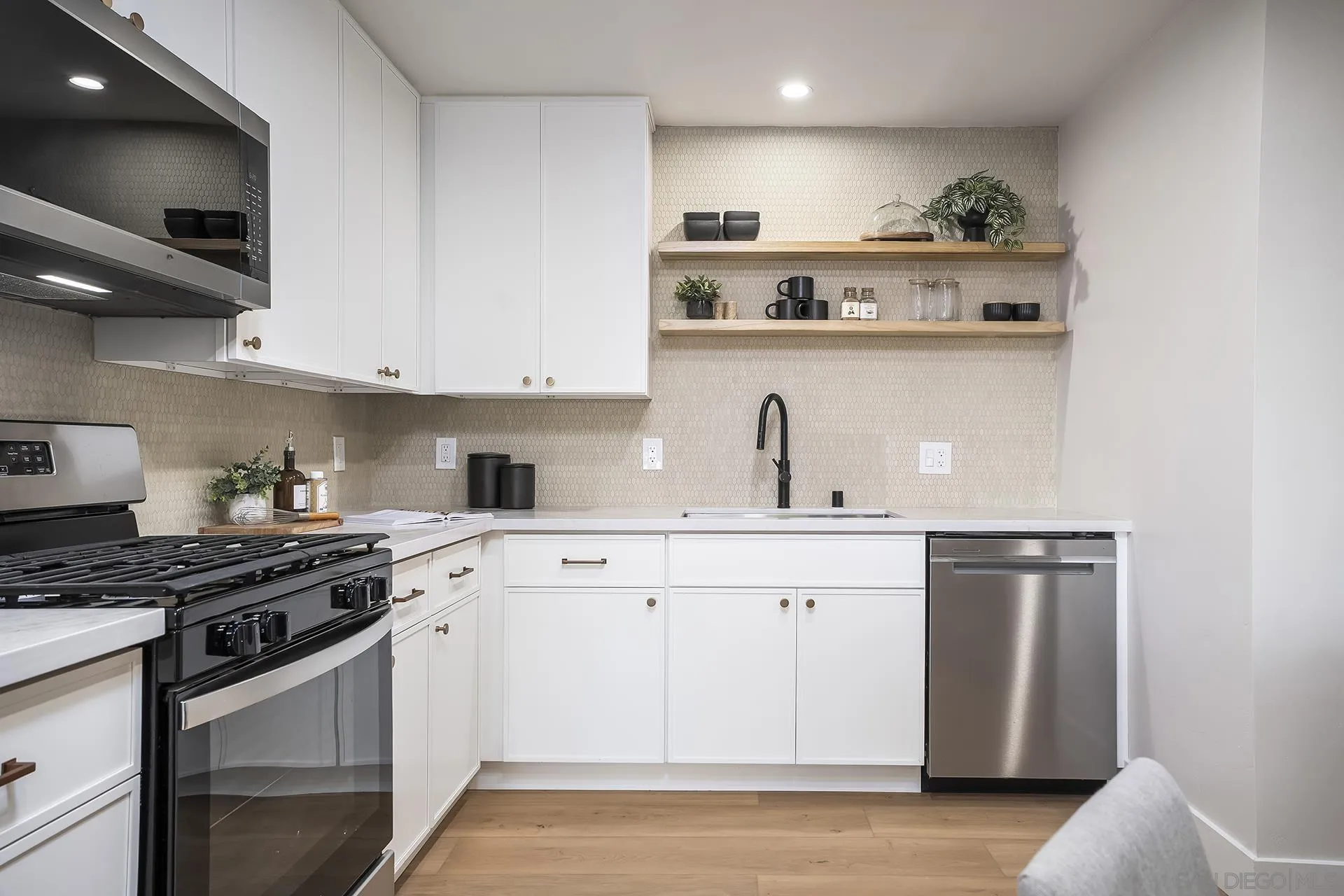 https://cdn.realtyfeed.com/cdn/127/260021048/ce0b1a60df626ed072ae73847cab36ea.webp