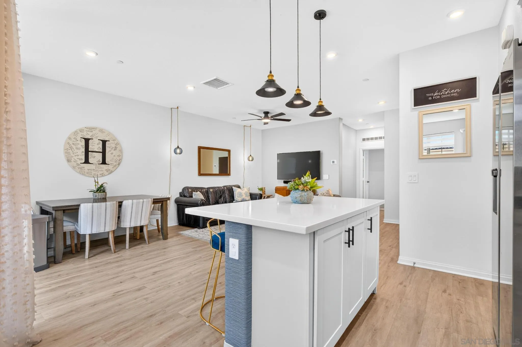https://cdn.realtyfeed.com/cdn/127/260021049/4c023e9a21cdbcad45366beccdccf9ee.webp
