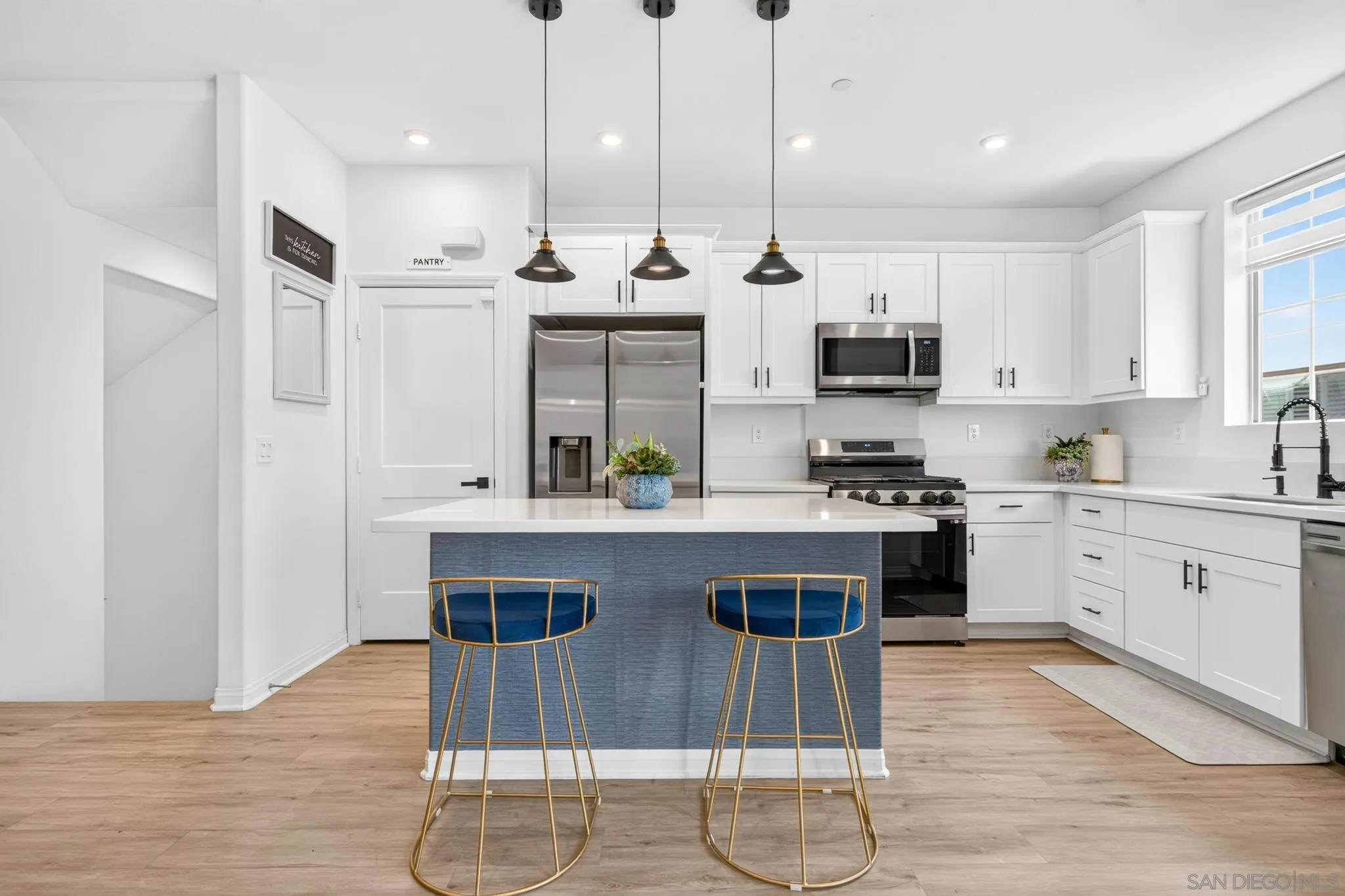 https://cdn.realtyfeed.com/cdn/127/260021049/993f23c421538dfc5a077da3d55cf816.webp