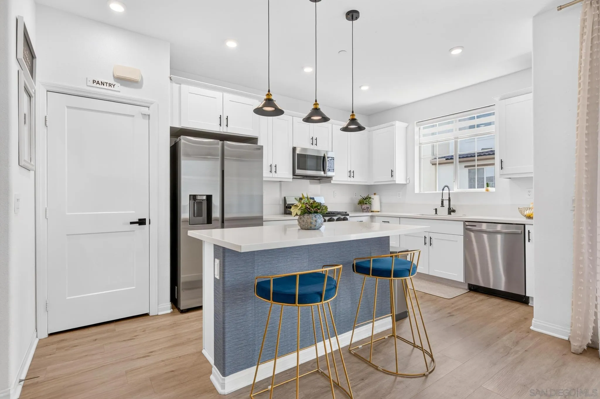 https://cdn.realtyfeed.com/cdn/127/260021049/e7dde153cbe74b4333c7b52af47248e9.webp