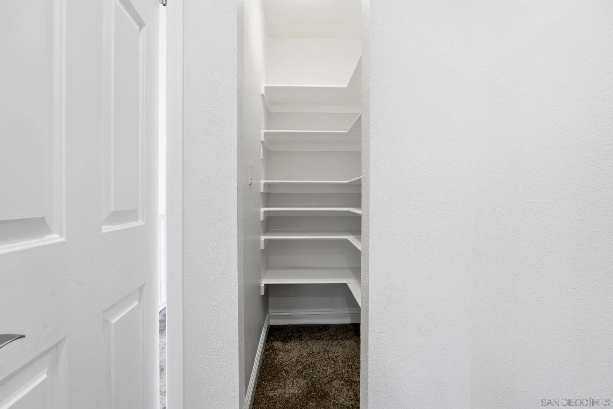 https://cdn.realtyfeed.com/cdn/127/260021056/eebd80d916087b5000ff061e741efda8.webp