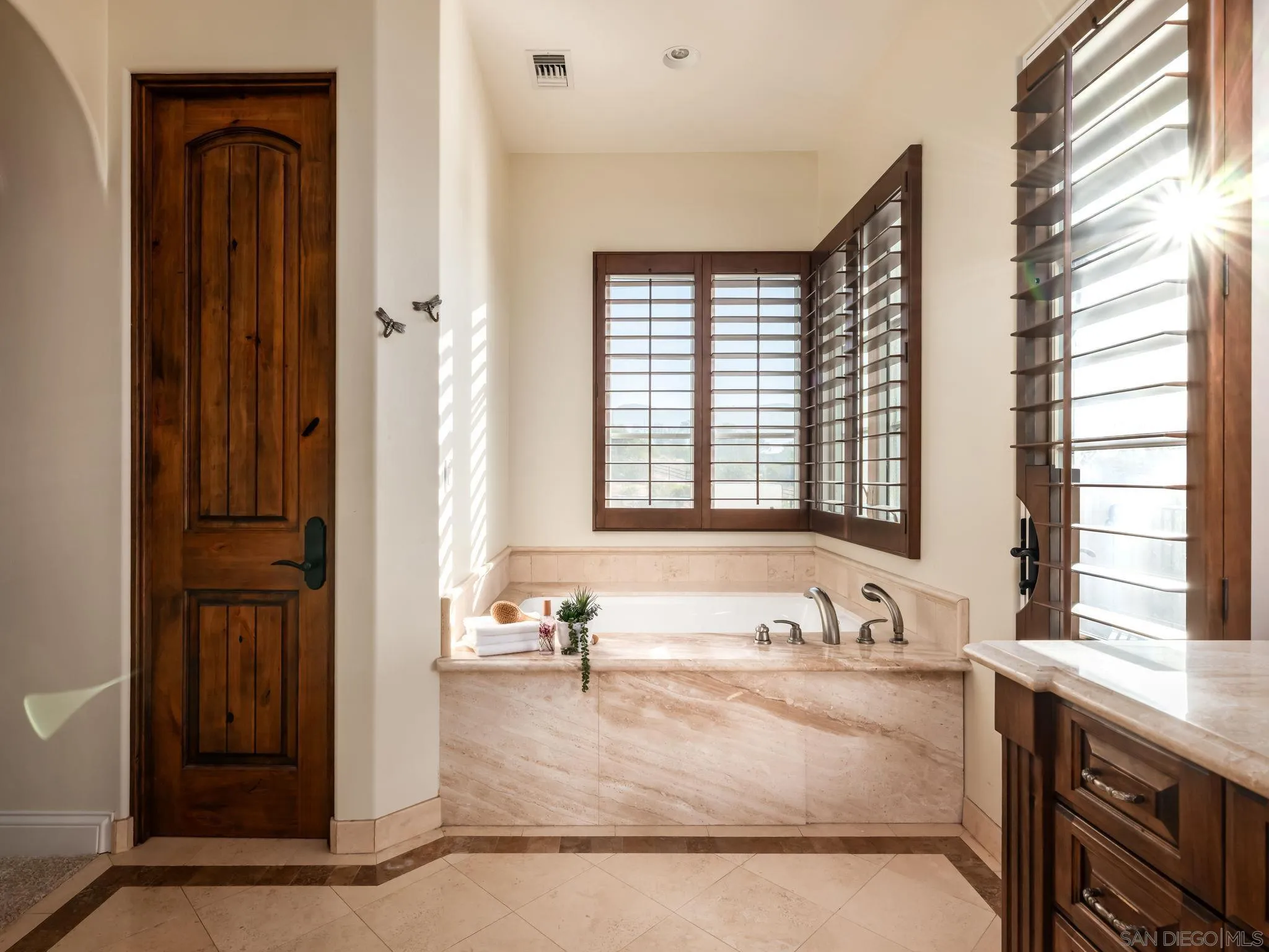 https://cdn.realtyfeed.com/cdn/127/260021061/5f826cbf5f7d5b9a45d46df6a5028f42.webp