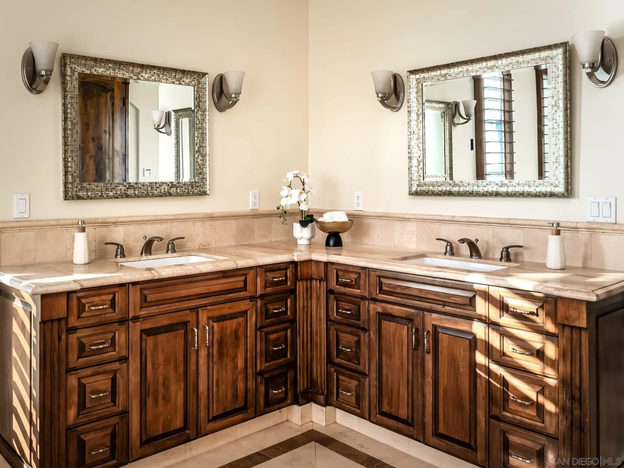 https://cdn.realtyfeed.com/cdn/127/260021061/8fd4be019501e6d6b7a8654f01ba84fe.webp