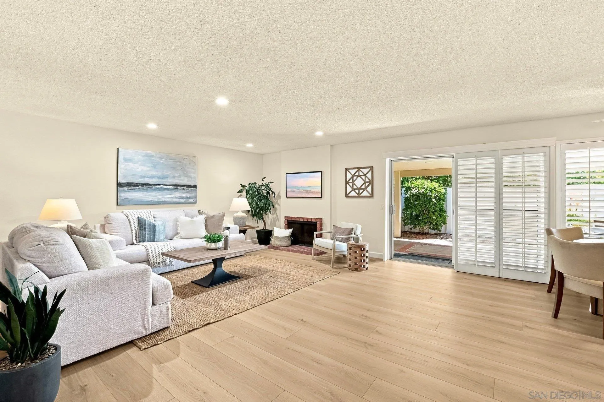 https://cdn.realtyfeed.com/cdn/127/260021075/753349ebefc66ff2a7f48f5d3a4bb51c.webp