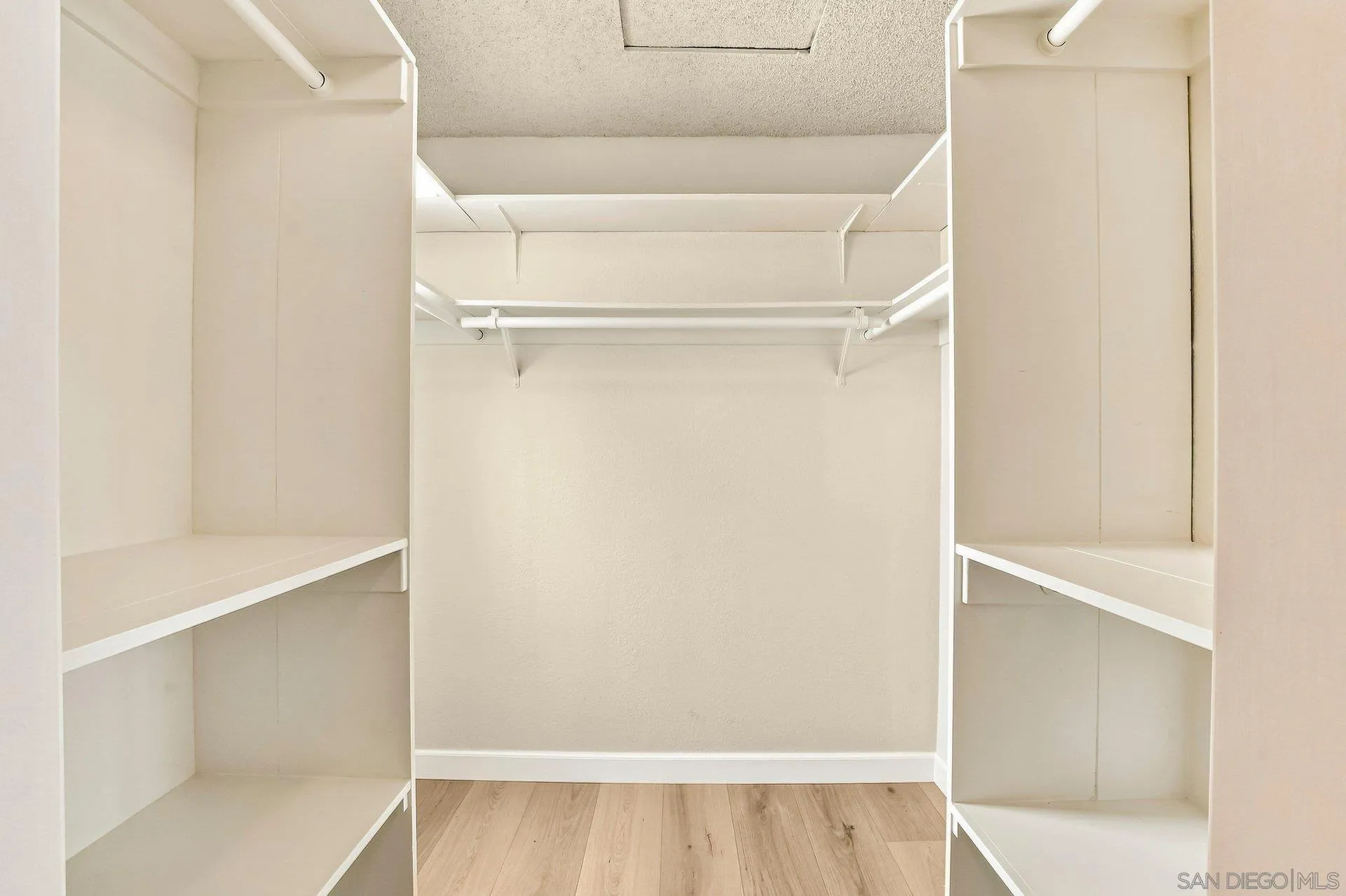 https://cdn.realtyfeed.com/cdn/127/260021075/c7c2d5a420804020d7f9dead706fd222.webp