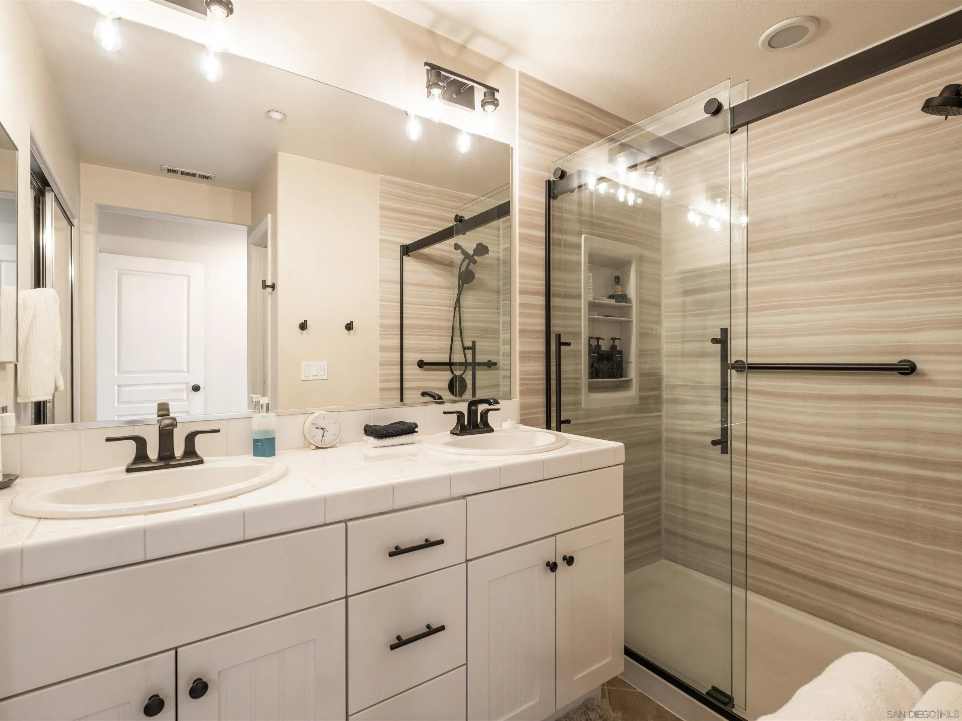 https://cdn.realtyfeed.com/cdn/127/260021080/787d59c23b21152fda34e16700cc42e1.webp