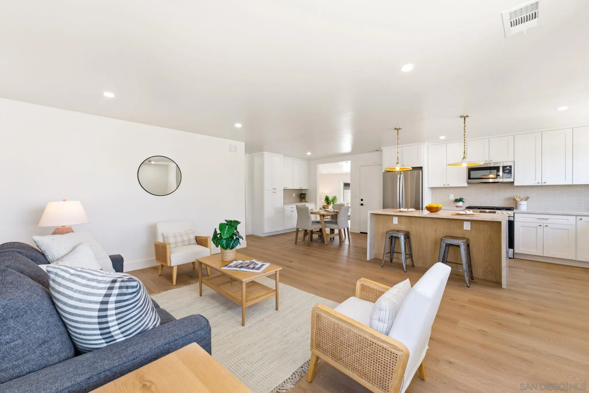 https://cdn.realtyfeed.com/cdn/127/260021089/52e9d8a41018fee08bbc742b9869d228.webp
