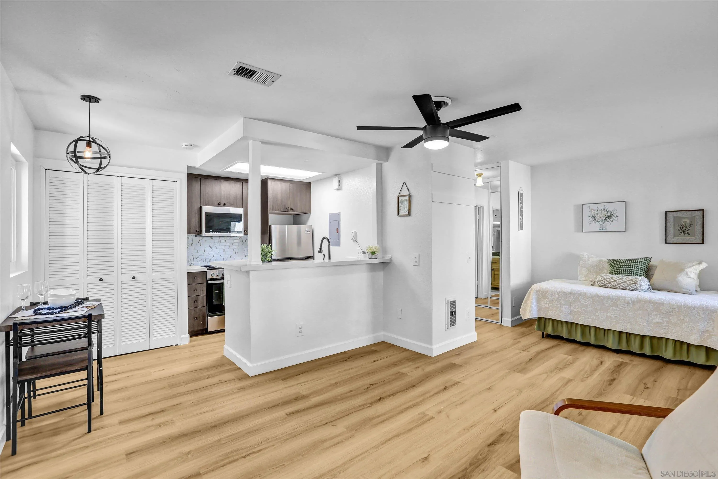 https://cdn.realtyfeed.com/cdn/127/260021090/cd57db673f12b0286d0889338a3a26eb.webp