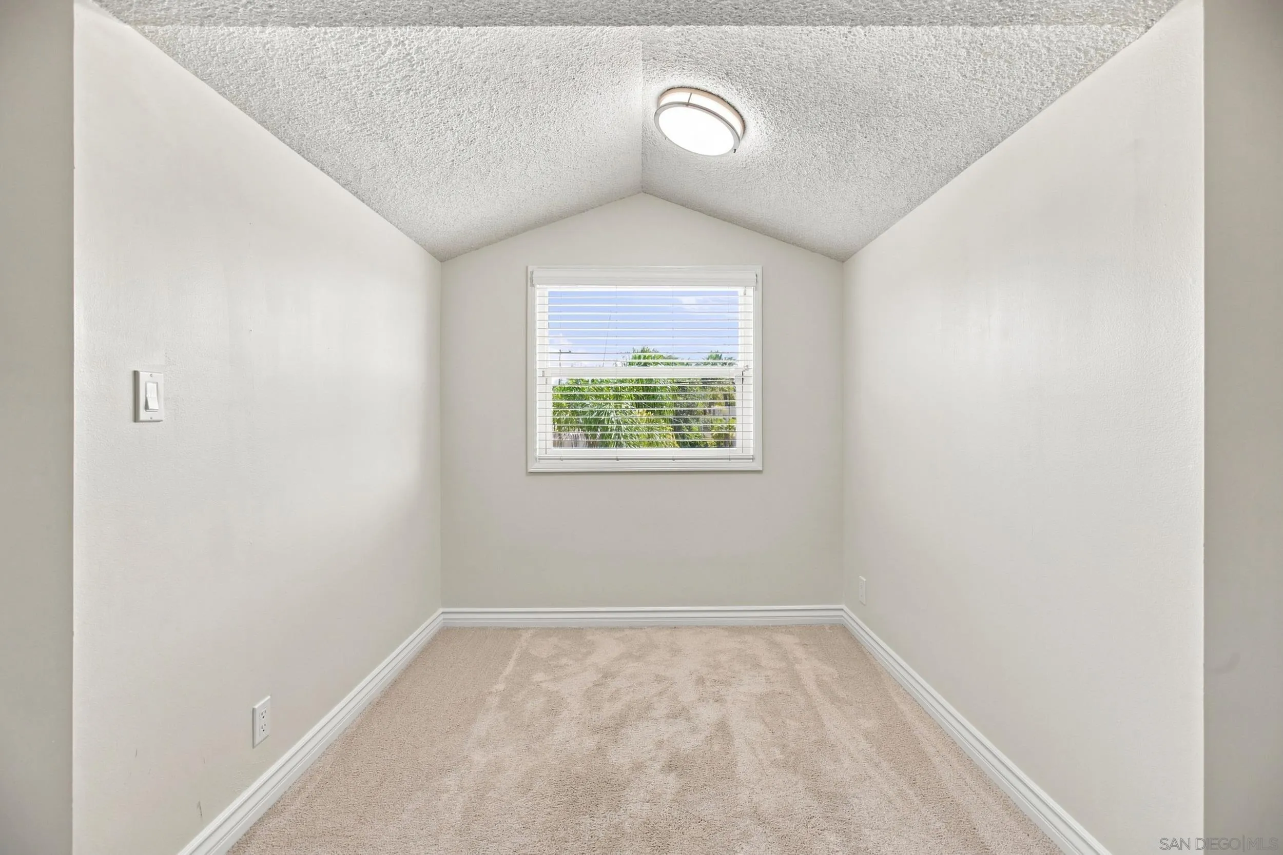 https://cdn.realtyfeed.com/cdn/127/260021093/5fc5c9ff6ec9ed8bc17eb52aabd433ac.webp