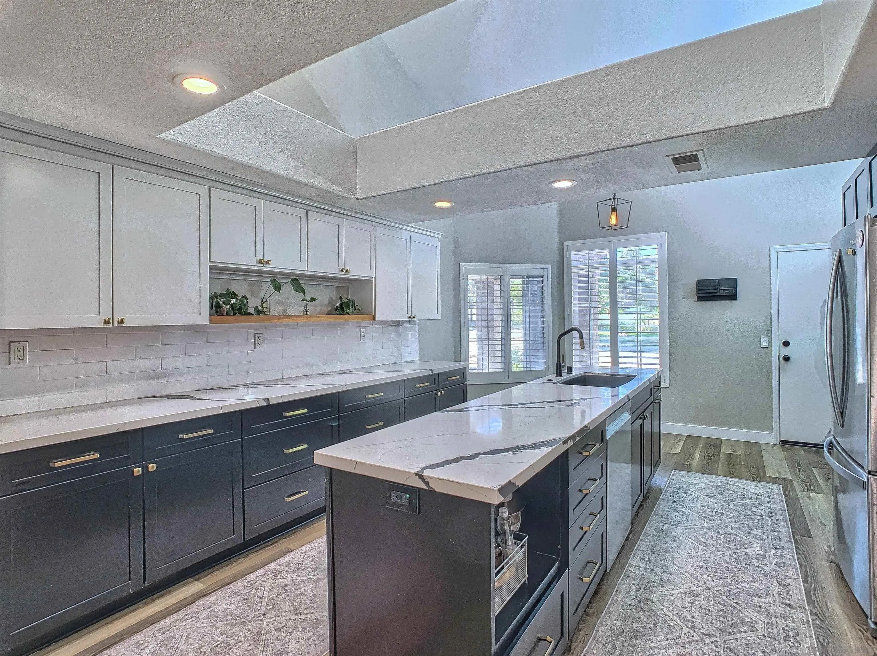 https://cdn.realtyfeed.com/cdn/127/260021104/1af5ee547a5c70f48810d056df5e89c3.webp