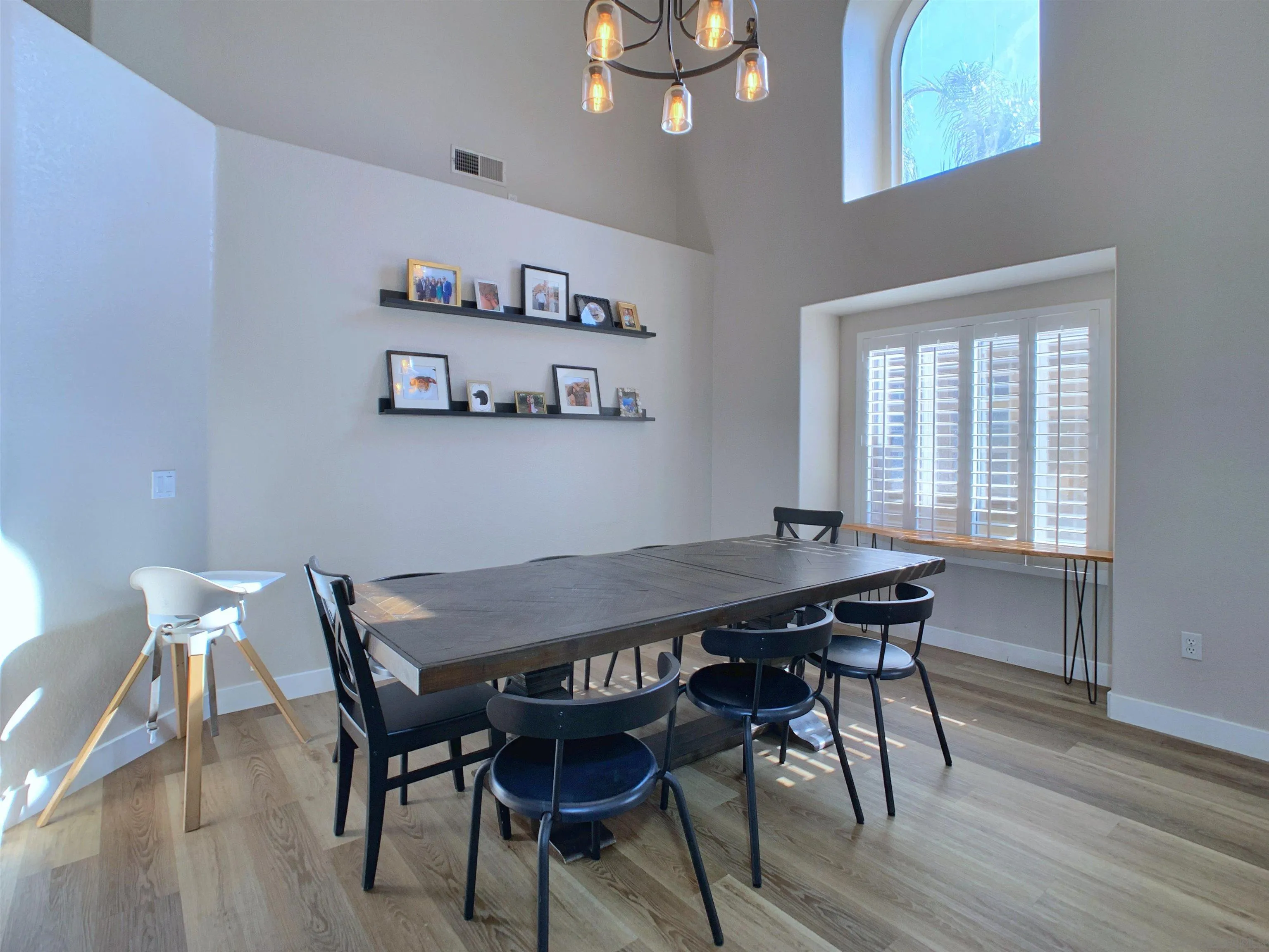 https://cdn.realtyfeed.com/cdn/127/260021104/8a6034431942e04448fd21a06771cb33.webp