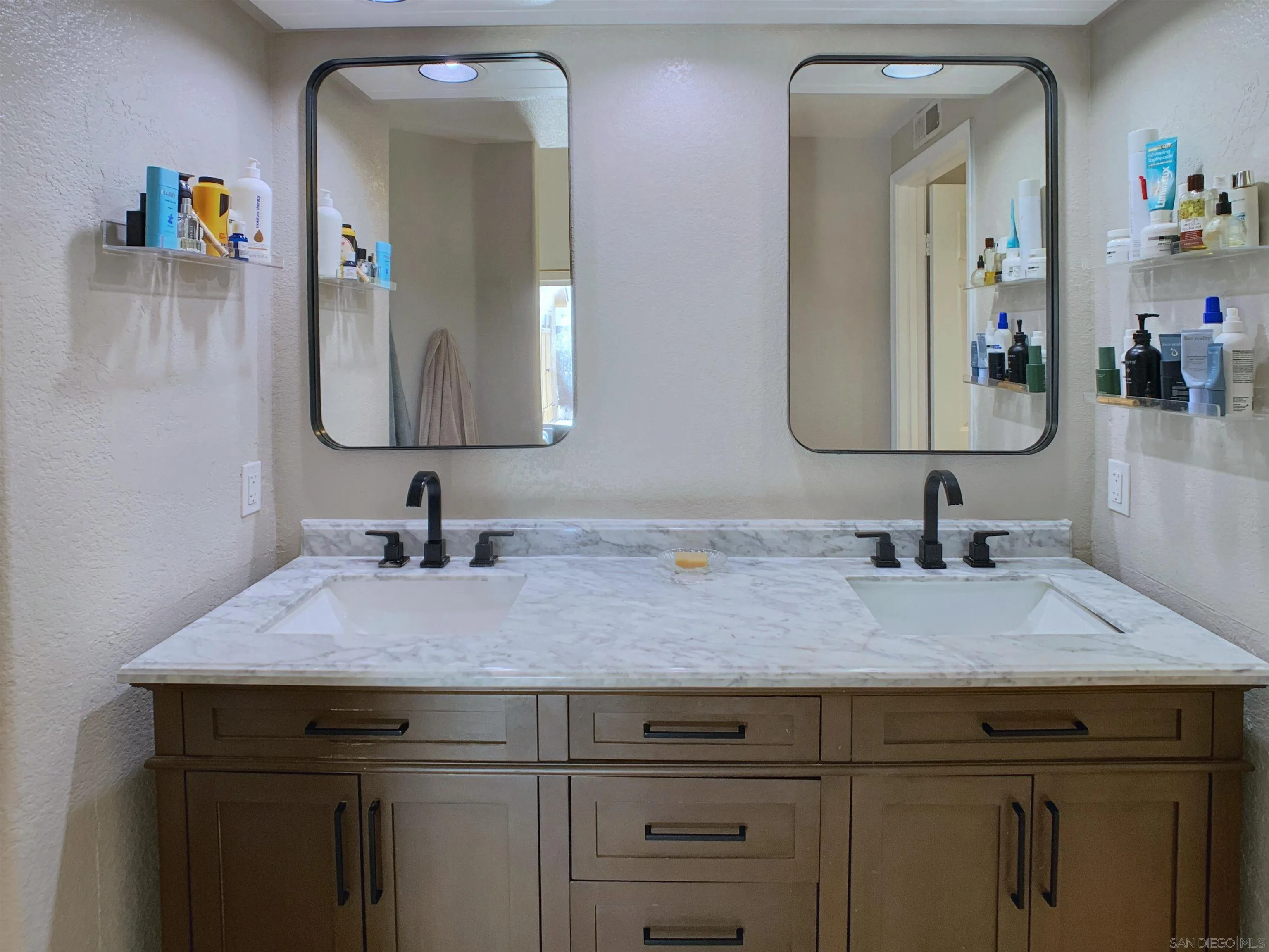https://cdn.realtyfeed.com/cdn/127/260021104/979083f9c741e1036faa1e795f65e681.webp
