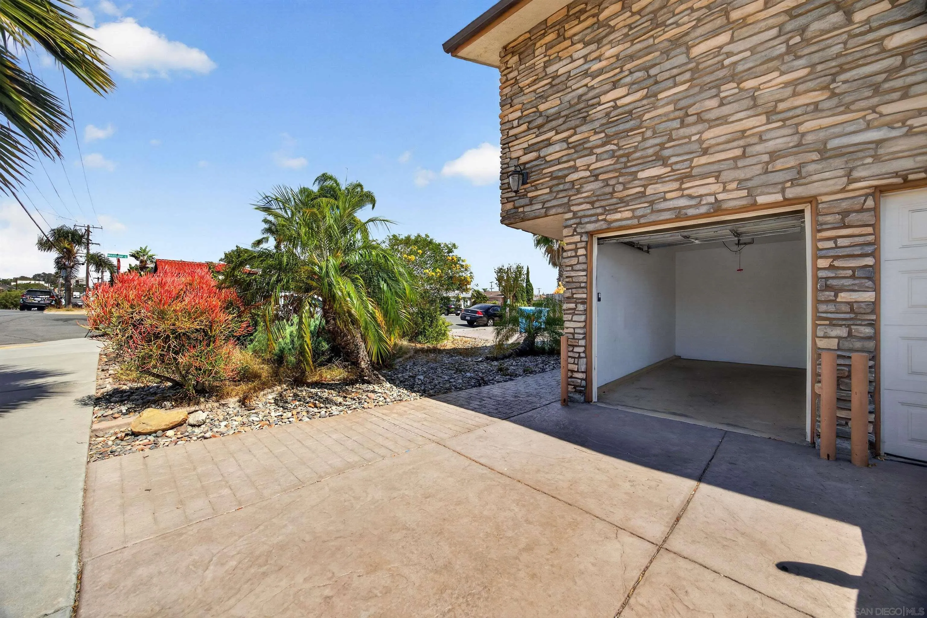 https://cdn.realtyfeed.com/cdn/127/260021106/35158815e7c6260951cb4d2870455a01.webp