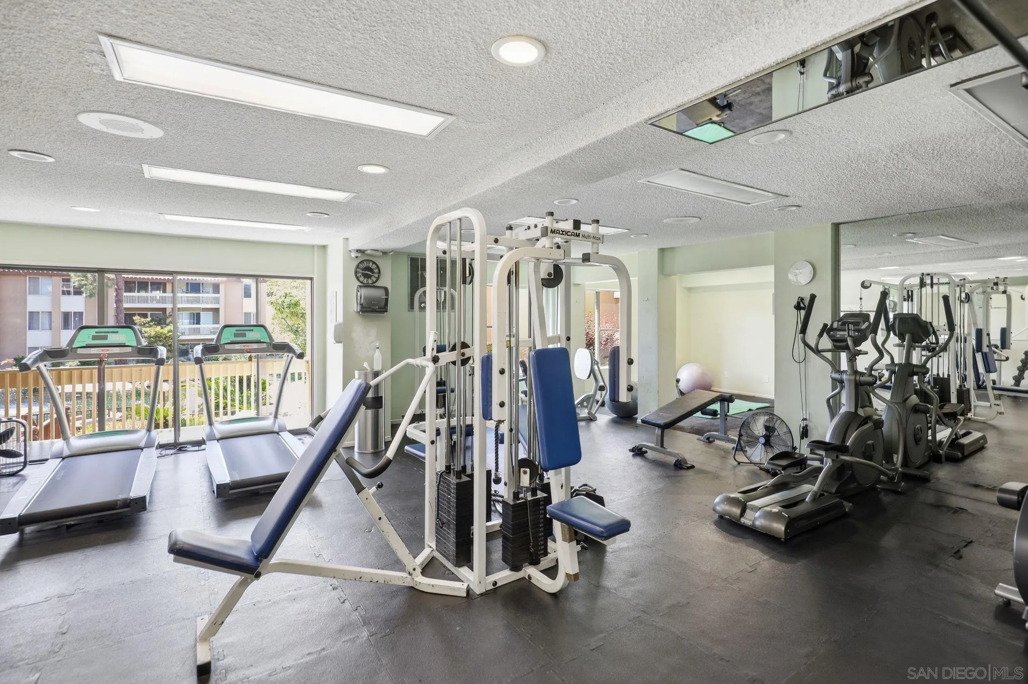https://cdn.realtyfeed.com/cdn/127/260021109/129cc0182fe23e4b08b8e9bb68afcfe2.webp