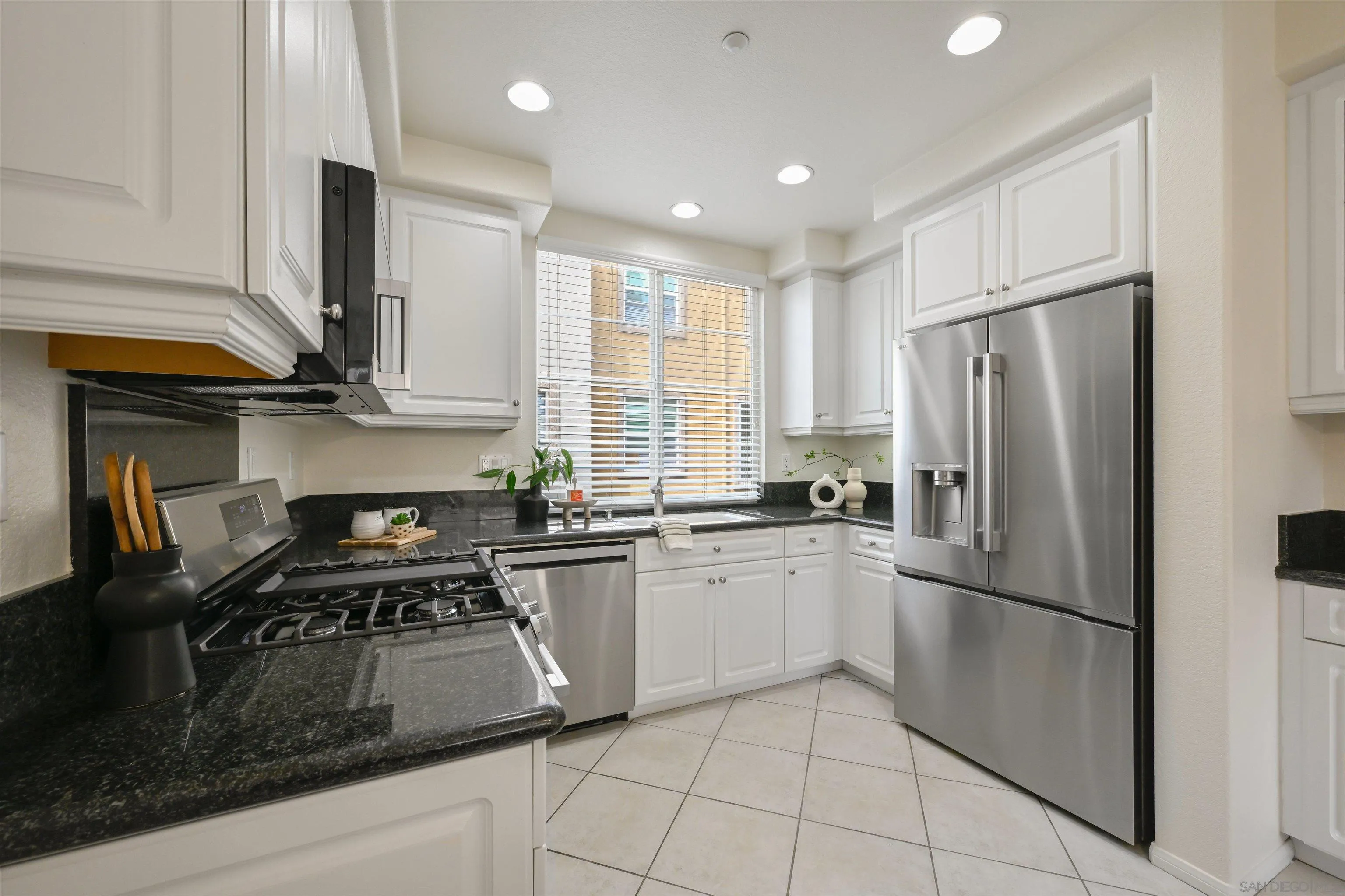 https://cdn.realtyfeed.com/cdn/127/260021121/5142b79cdc9362cd922423fc983686f3.webp