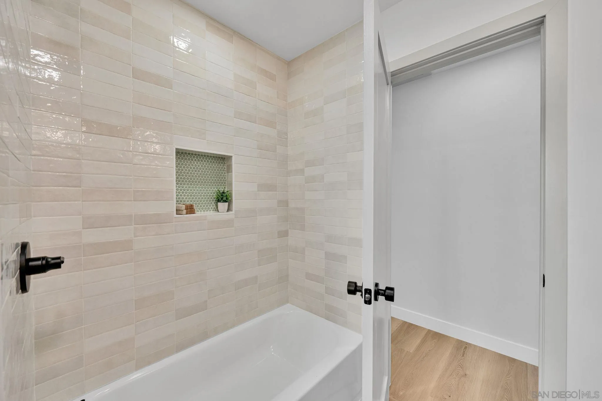https://cdn.realtyfeed.com/cdn/127/260021123/04e07fbb8c35490a430c0e3a55e60470.webp