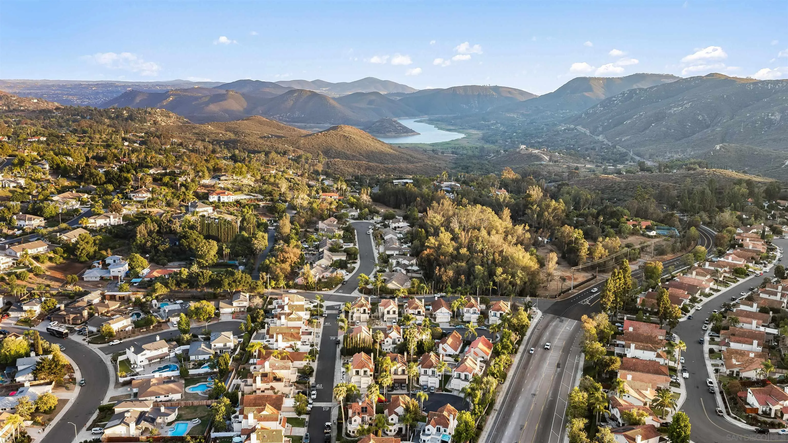 https://cdn.realtyfeed.com/cdn/127/260021134/3d92d191ab4224d783bc0aace75d0c1c.webp
