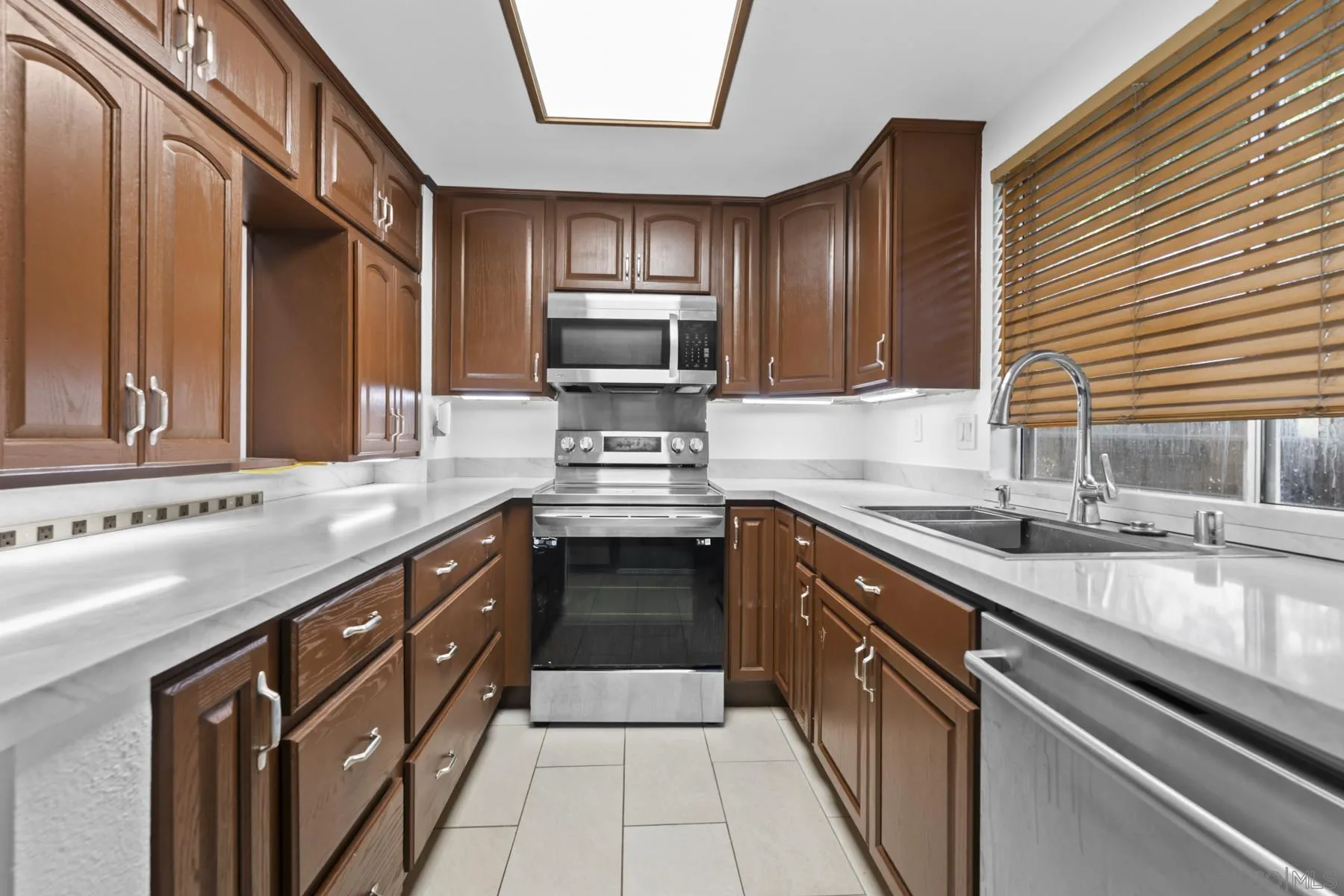 https://cdn.realtyfeed.com/cdn/127/260021138/1091e5a4463edb96facc780d43bac5b0.webp