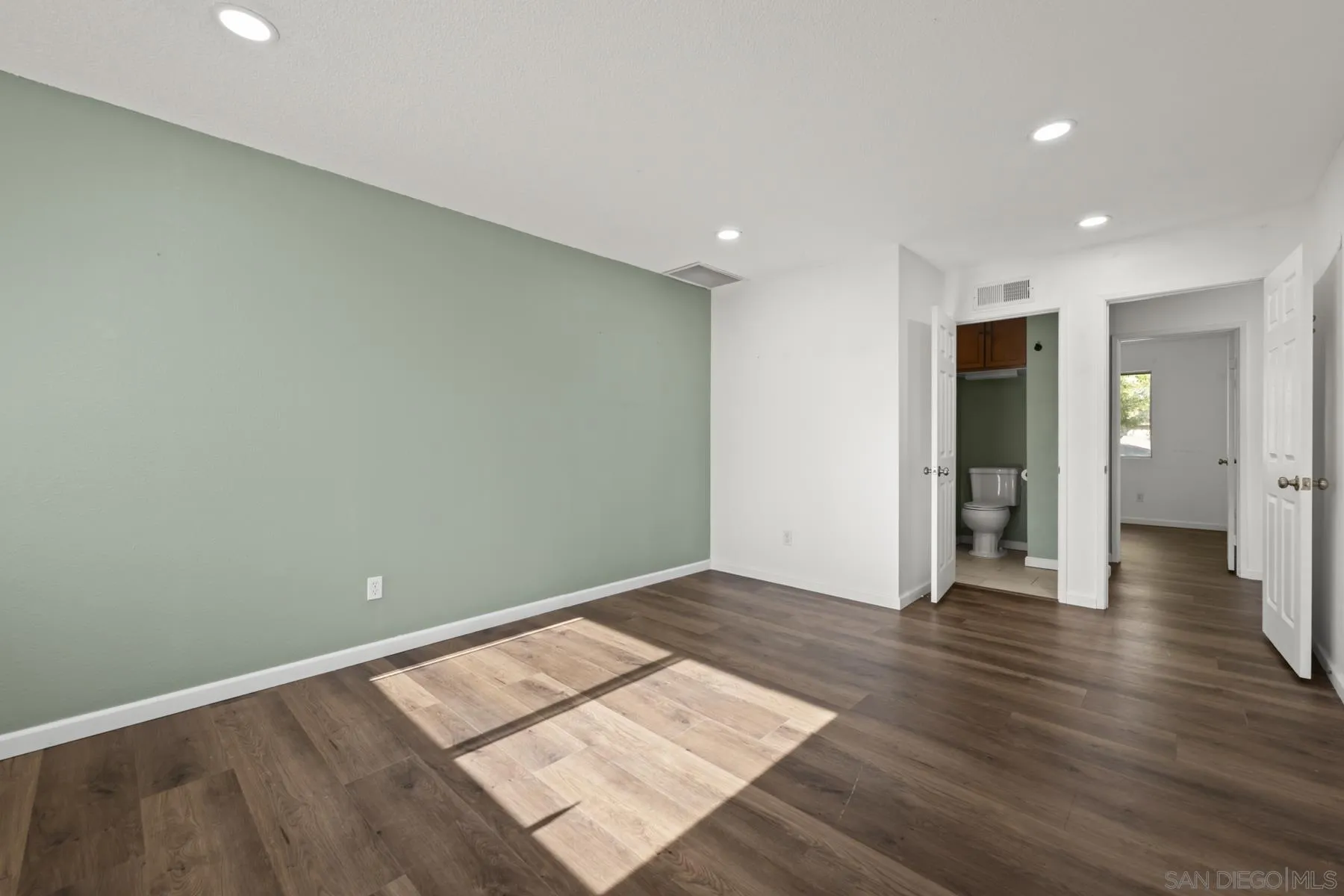 https://cdn.realtyfeed.com/cdn/127/260021138/7beb4c2b4a4aeec179f4c2c7f482412f.webp