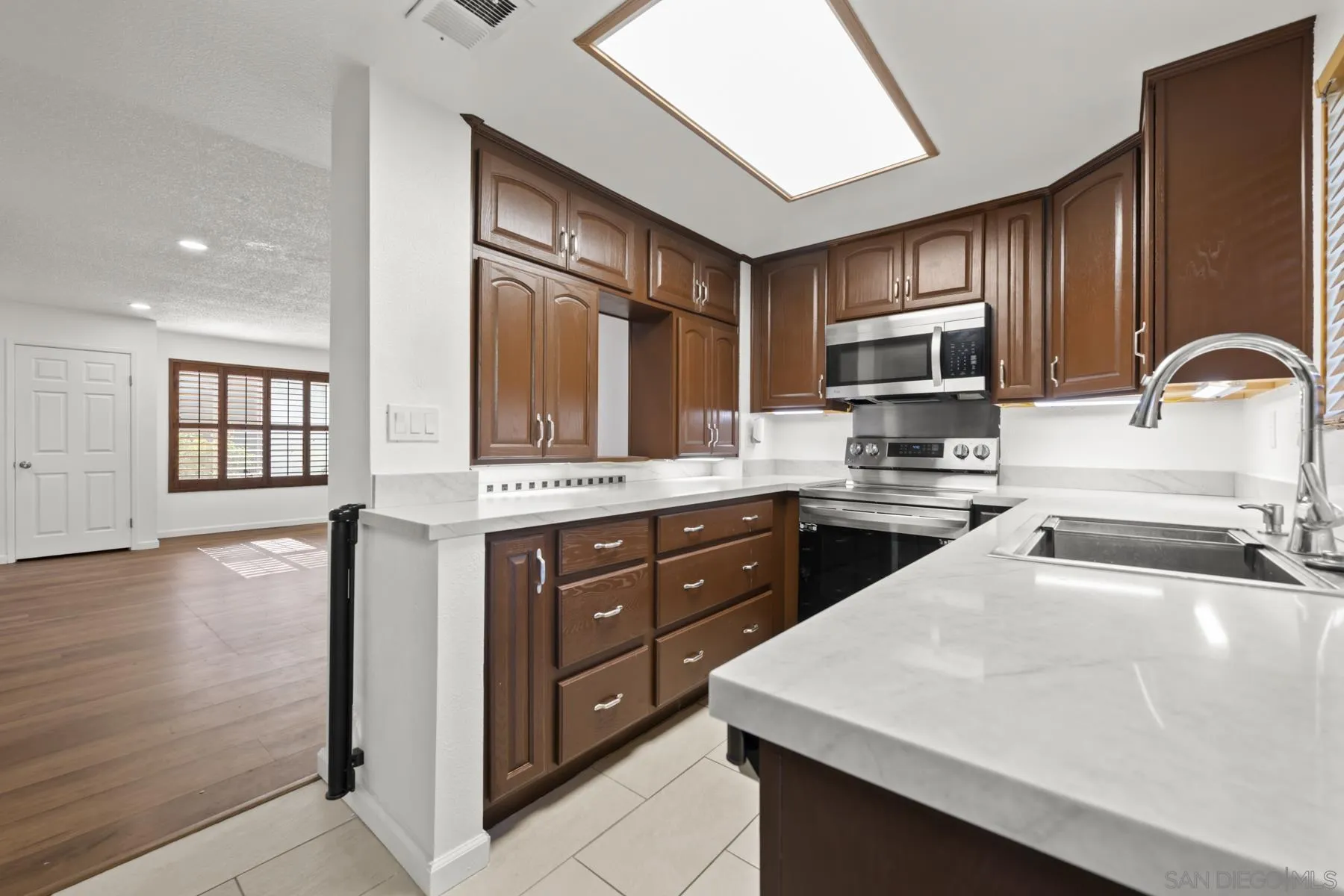 https://cdn.realtyfeed.com/cdn/127/260021138/8b4f63d001127dc51f9bad9e4a27efea.webp