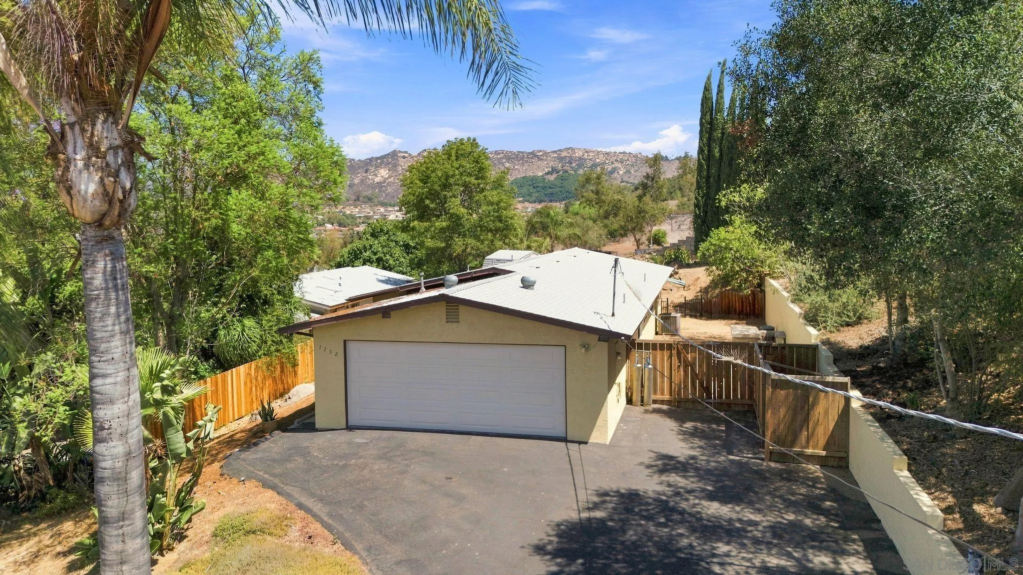 https://cdn.realtyfeed.com/cdn/127/260021154/785685bcfc9ca9419f8a8b6e6486f949.webp
