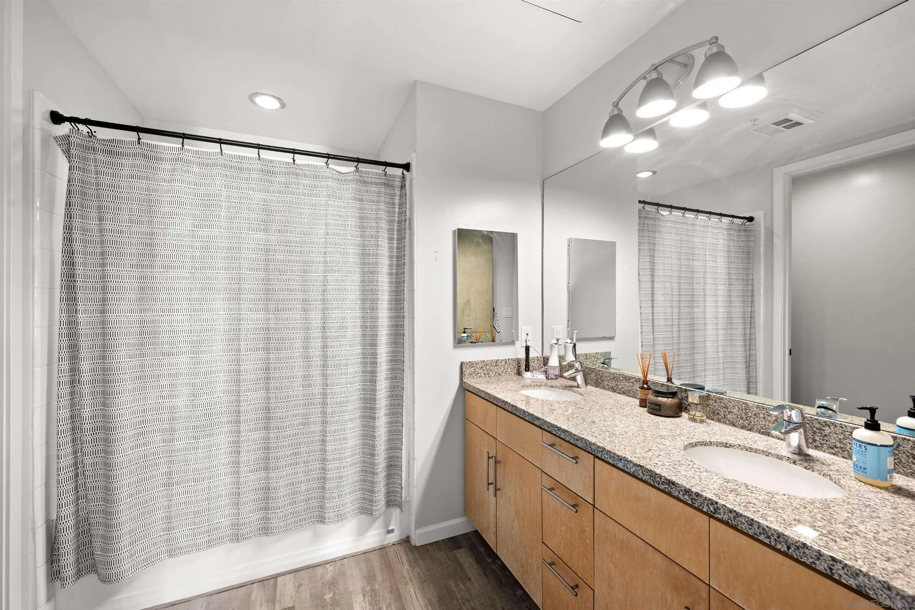 https://cdn.realtyfeed.com/cdn/127/260021160/a1a840cc04246296a49a44165c71934b.webp