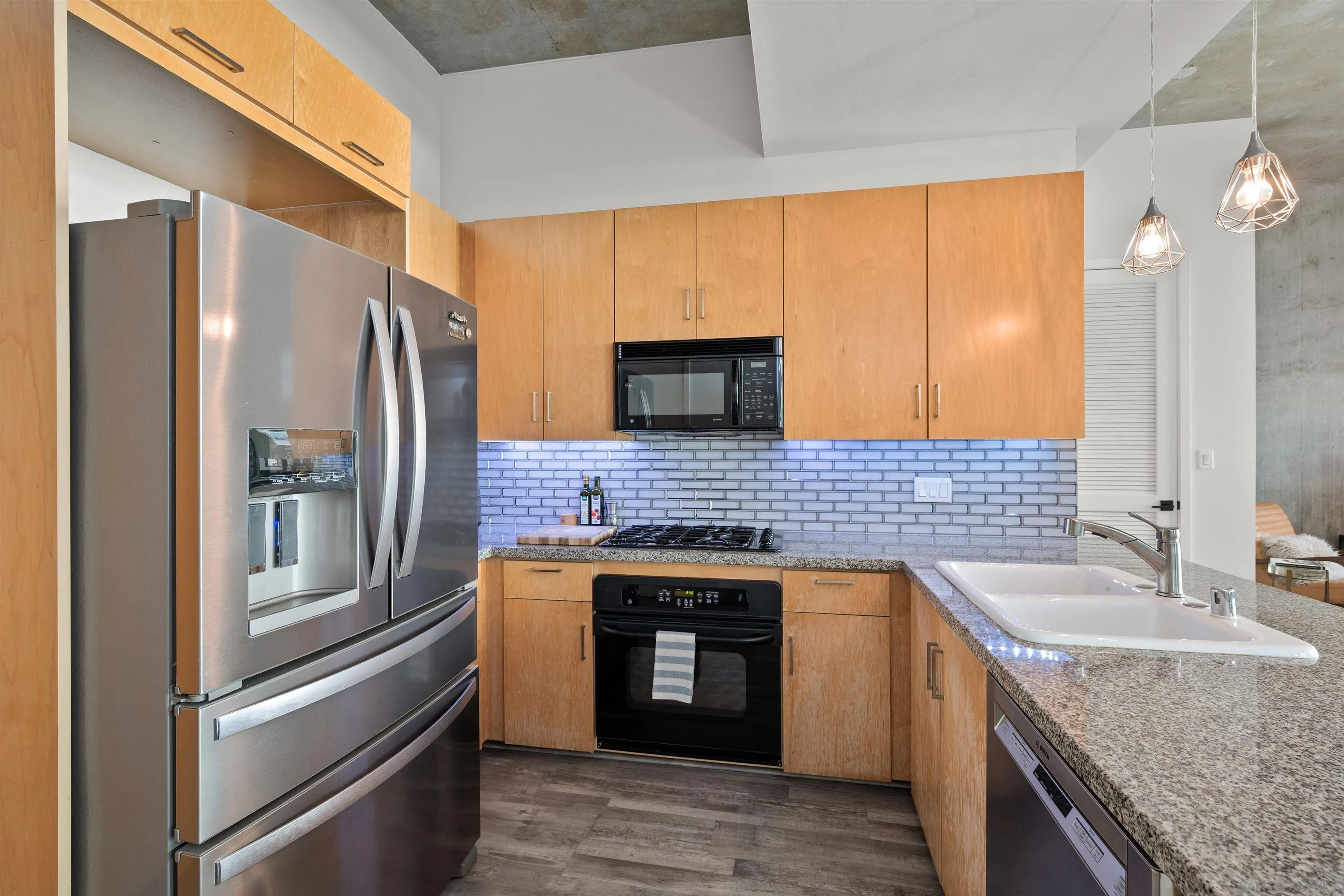 https://cdn.realtyfeed.com/cdn/127/260021160/a7deed1c8f1efb5f287473cadb1a9a8a.webp