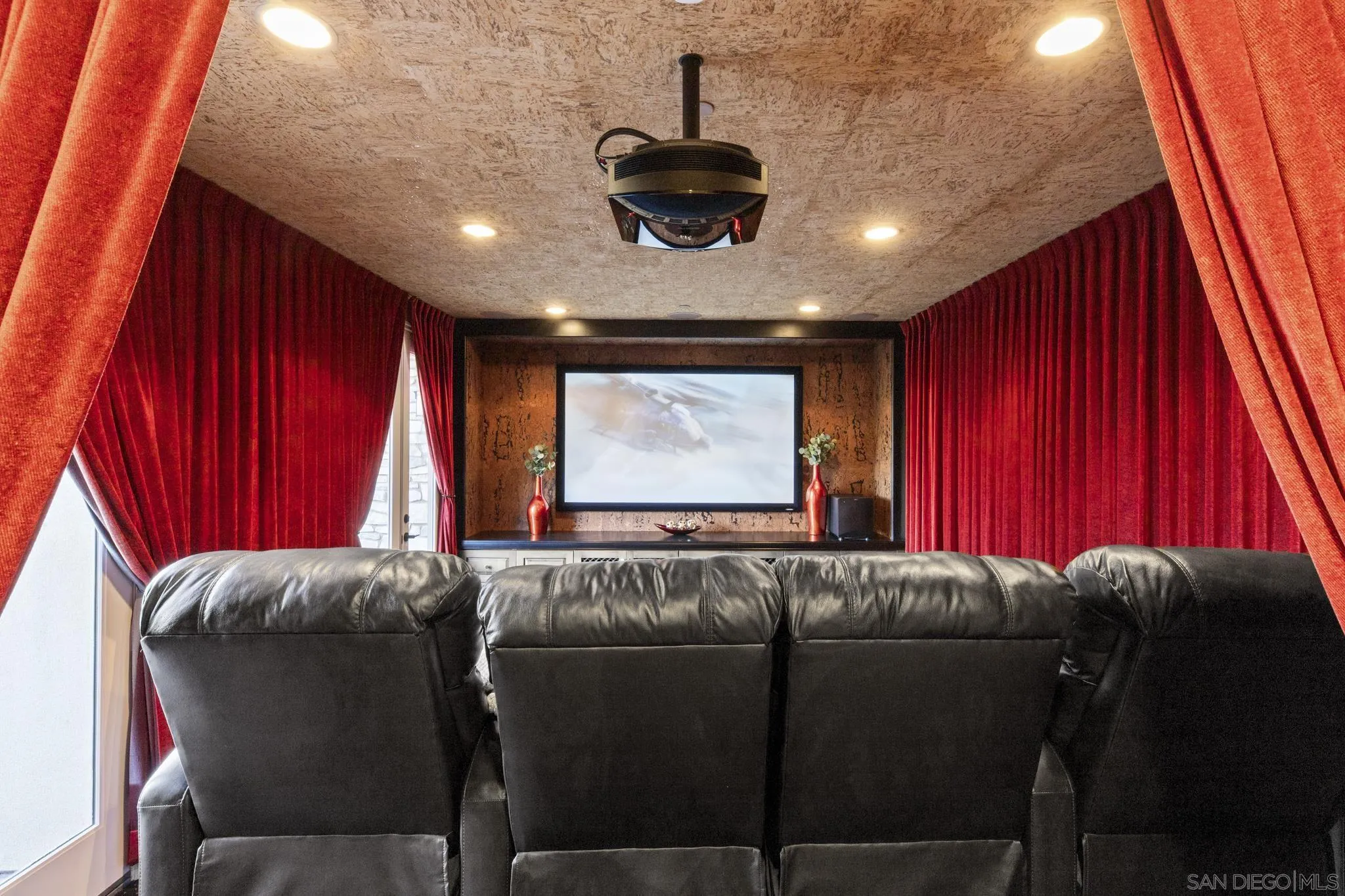 https://cdn.realtyfeed.com/cdn/127/260021162/1ccd66e12ea39eb1a07971f65c3d720d.webp