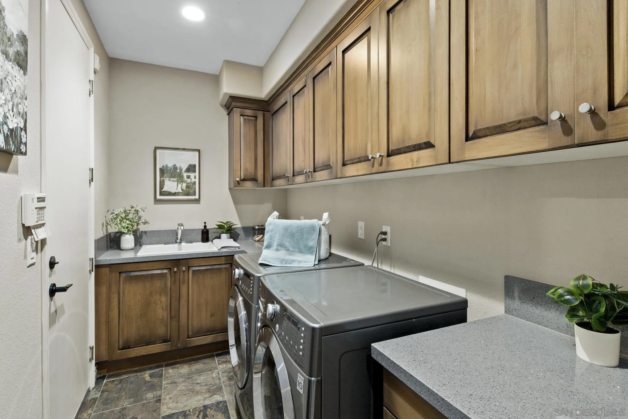 https://cdn.realtyfeed.com/cdn/127/260021162/4a581d53907bf72f5842a8a108e308d3.webp