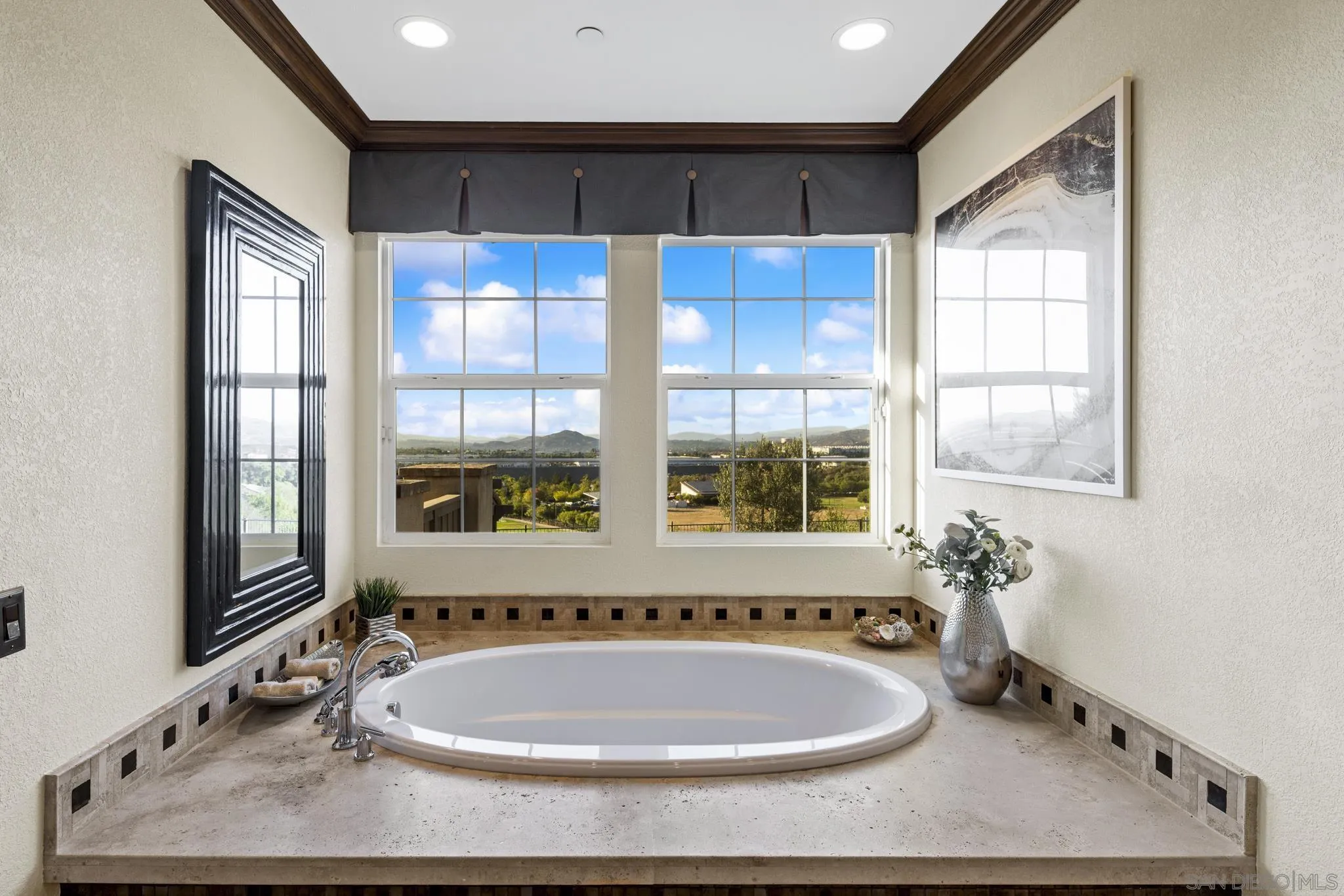 https://cdn.realtyfeed.com/cdn/127/260021162/933ab9cc6f1ff1a18af3fcfc27cfb5dc.webp