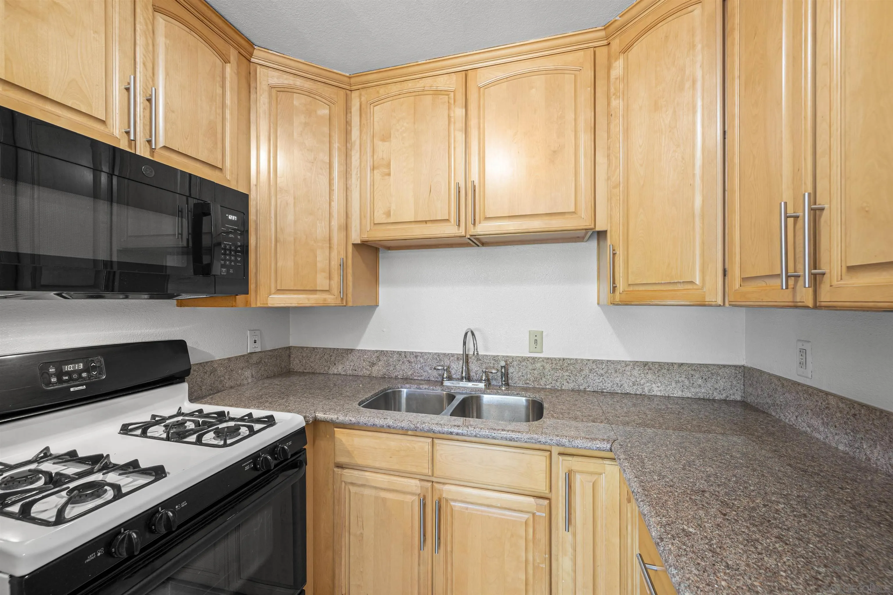 https://cdn.realtyfeed.com/cdn/127/260021164/86153e5b2f0587c61149965409fc7eaf.webp