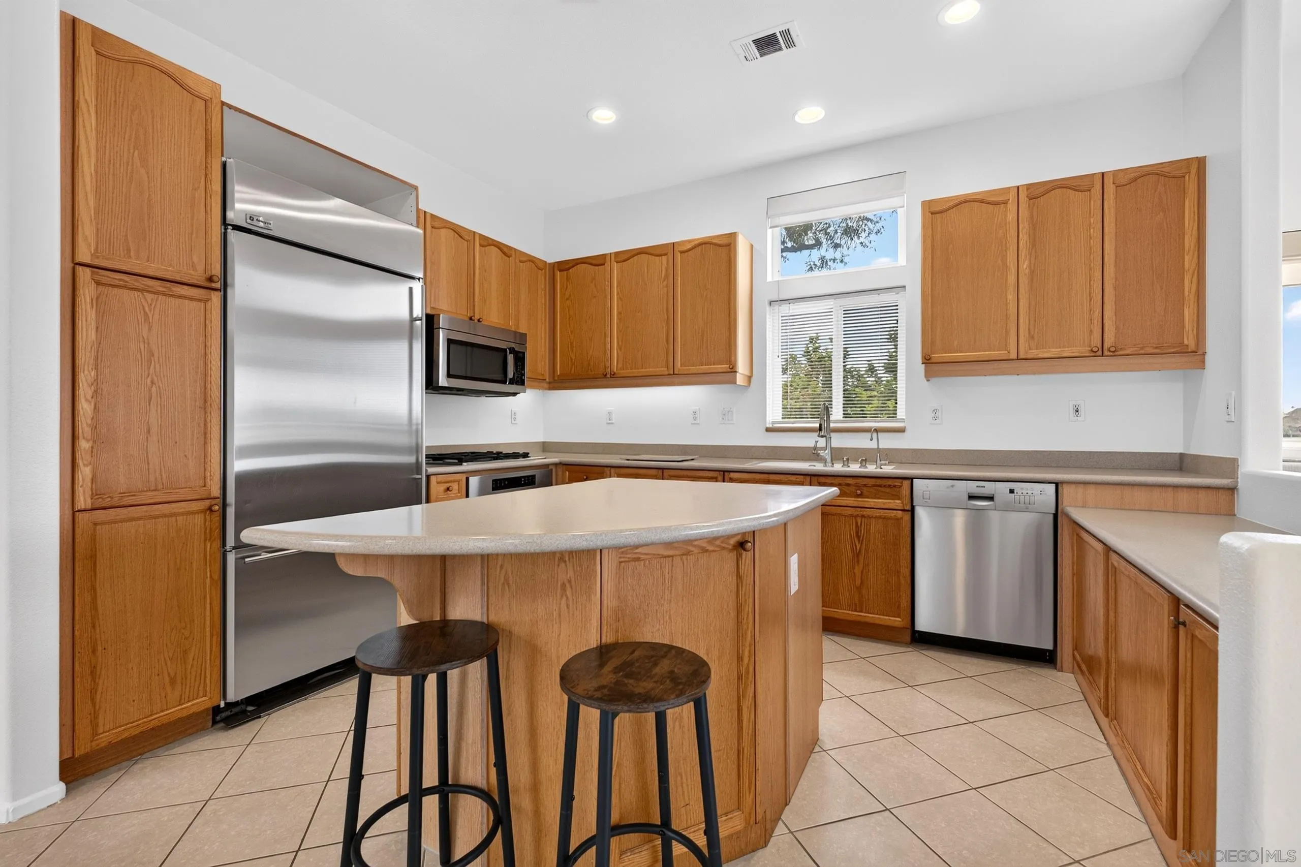 https://cdn.realtyfeed.com/cdn/127/260021173/228e9493d81a609b13151592374a2050.webp