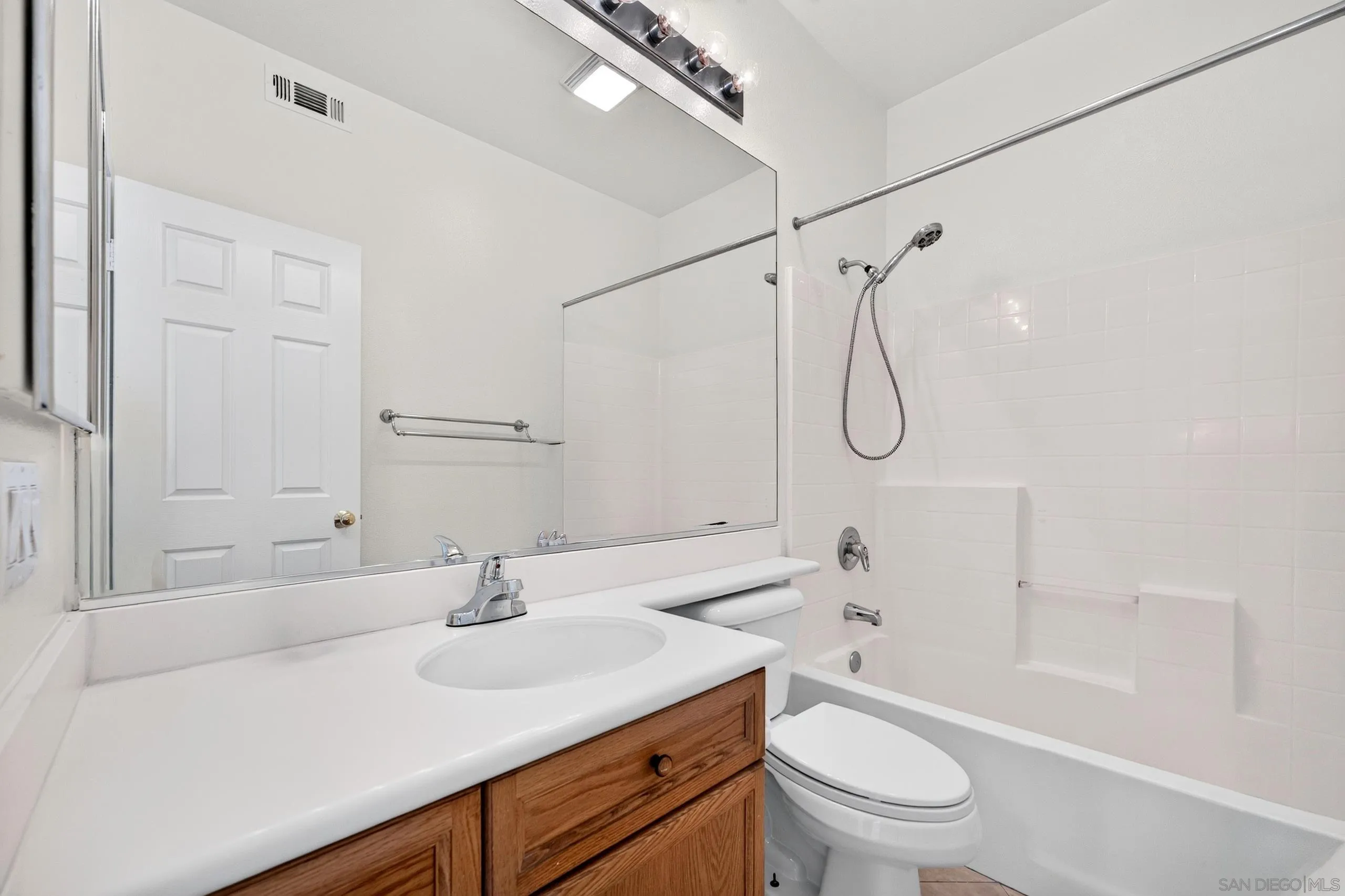 https://cdn.realtyfeed.com/cdn/127/260021173/2dcb203ce640caa5b0e89bf692b094c0.webp