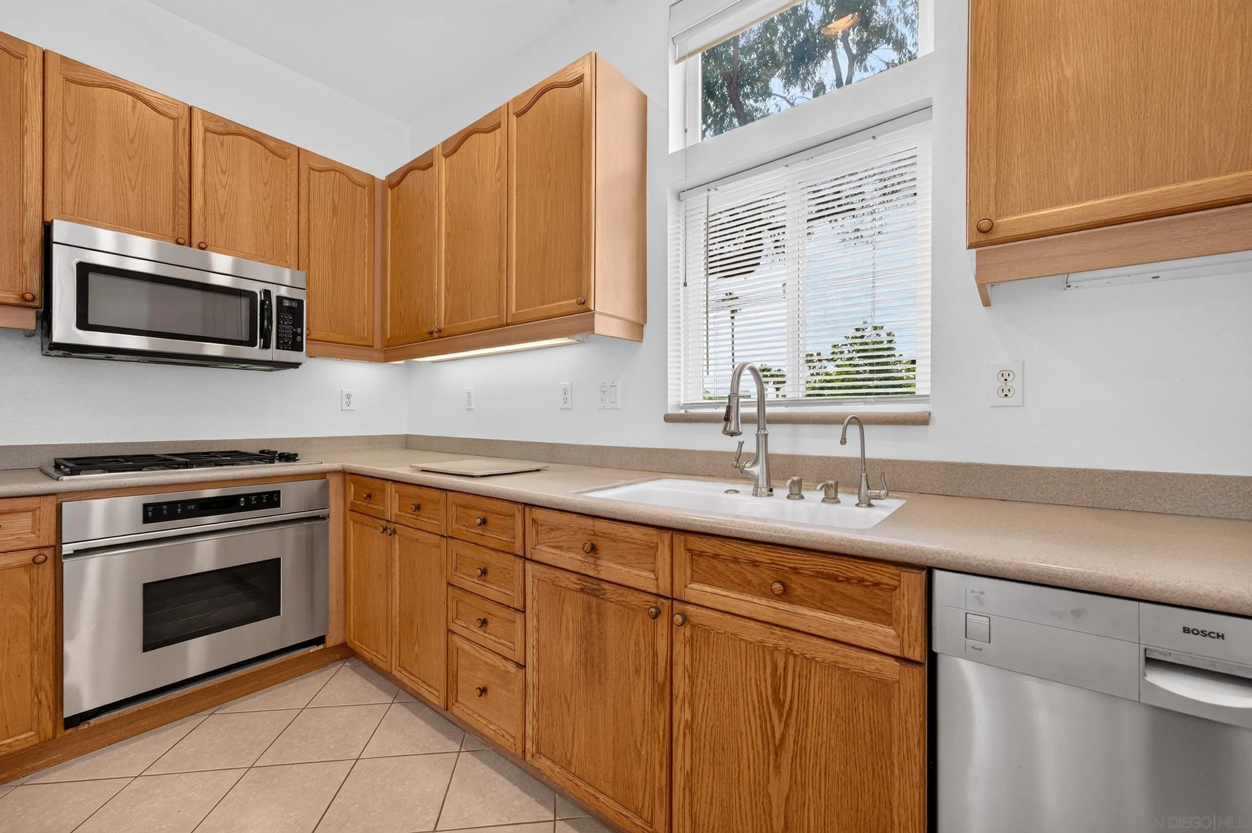 https://cdn.realtyfeed.com/cdn/127/260021173/8bcc6b9f20952b842703292286baf8ff.webp