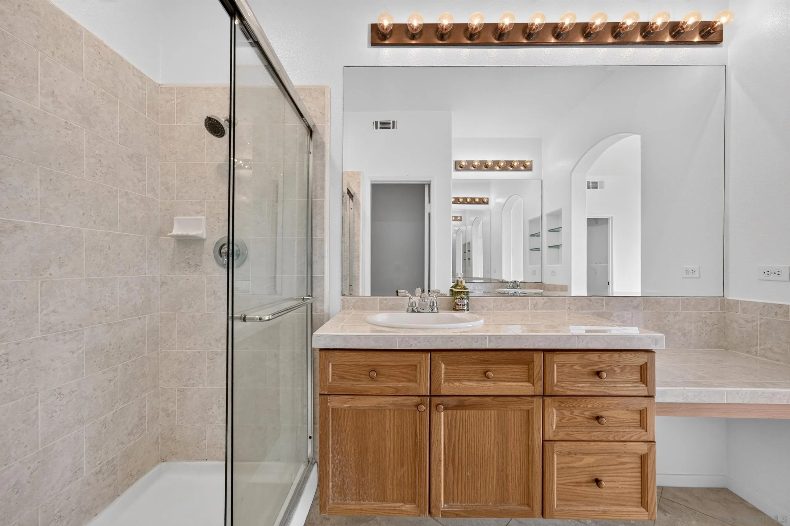 https://cdn.realtyfeed.com/cdn/127/260021173/939fdba384b9e21fa1a9edc5b26d64aa.webp