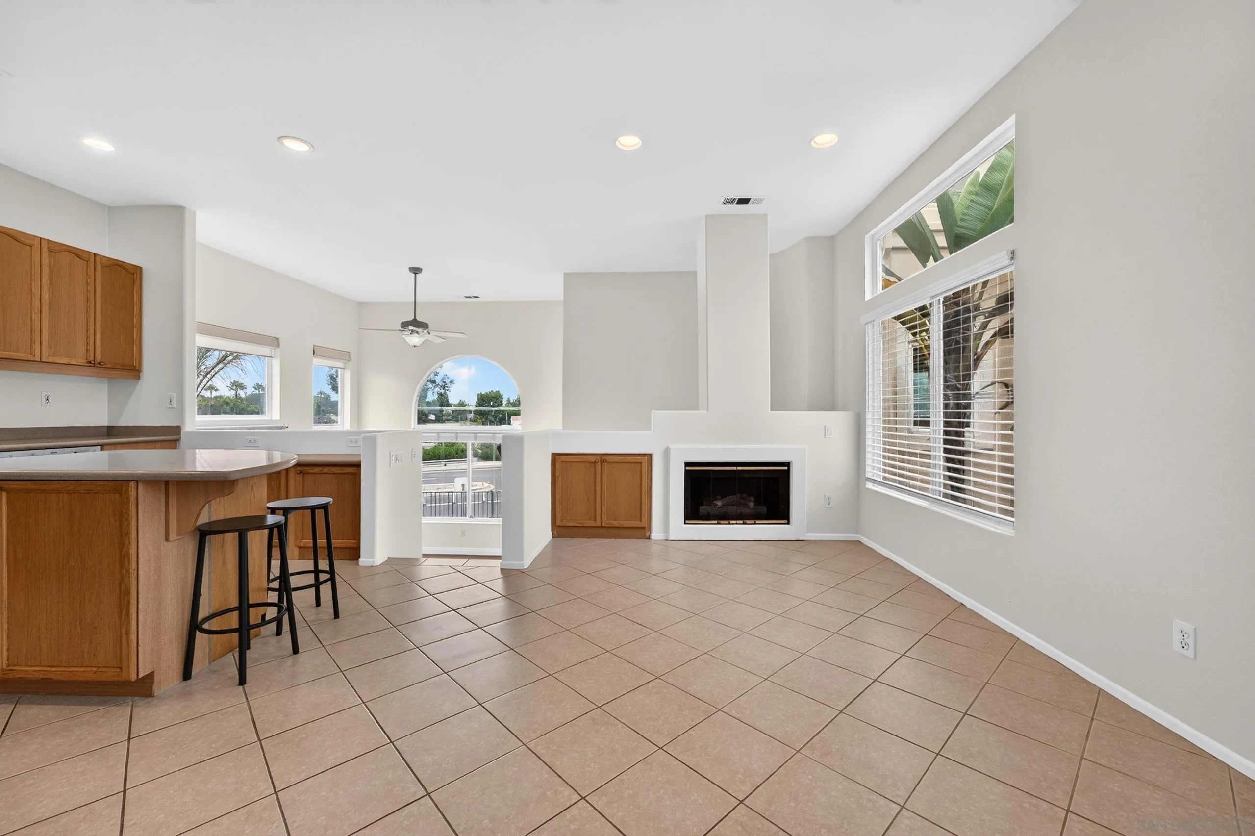 https://cdn.realtyfeed.com/cdn/127/260021173/c8880e42708dc055a06d8329393fabed.webp