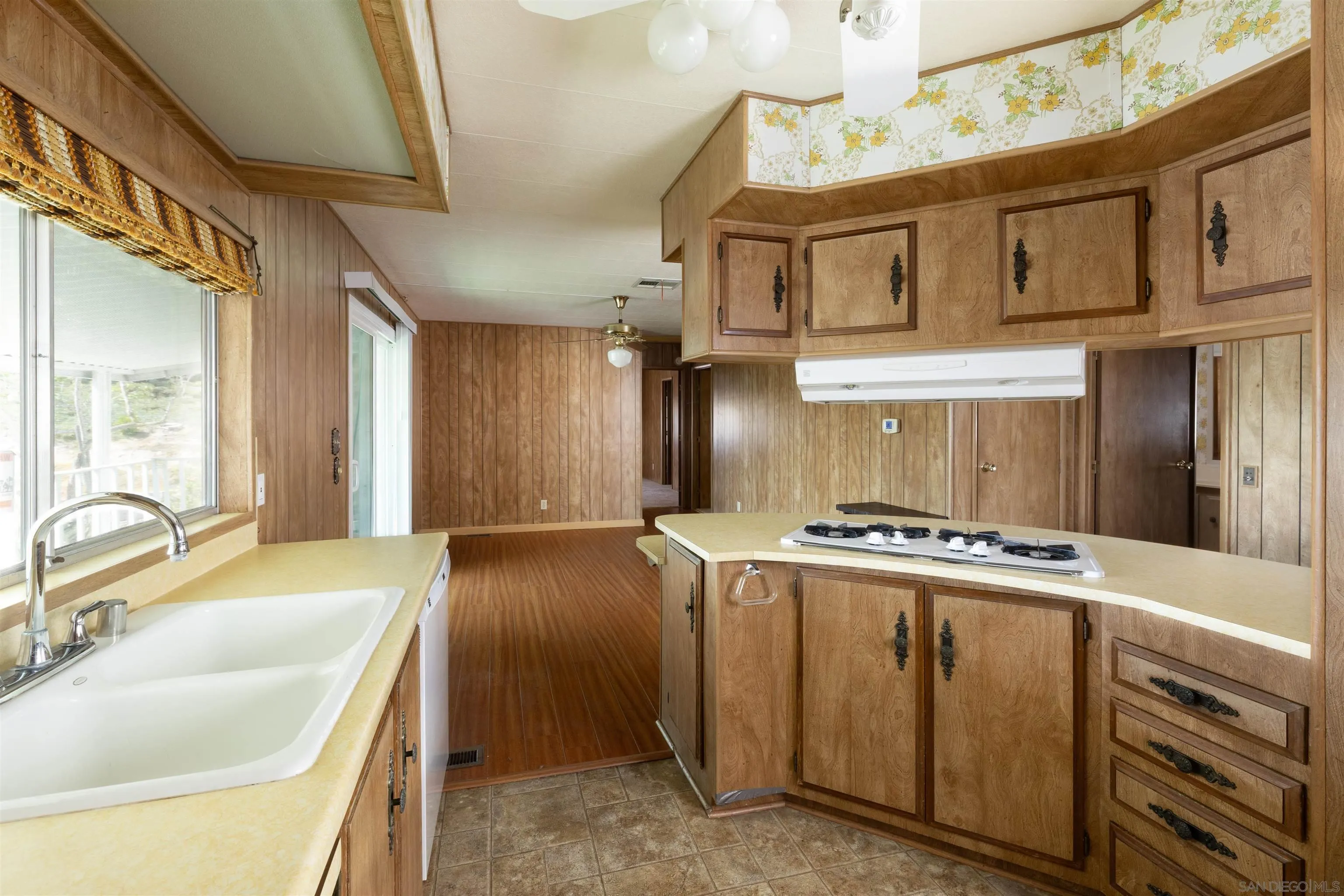 https://cdn.realtyfeed.com/cdn/127/260021176/805aec46af13dac724876c26964642df.webp