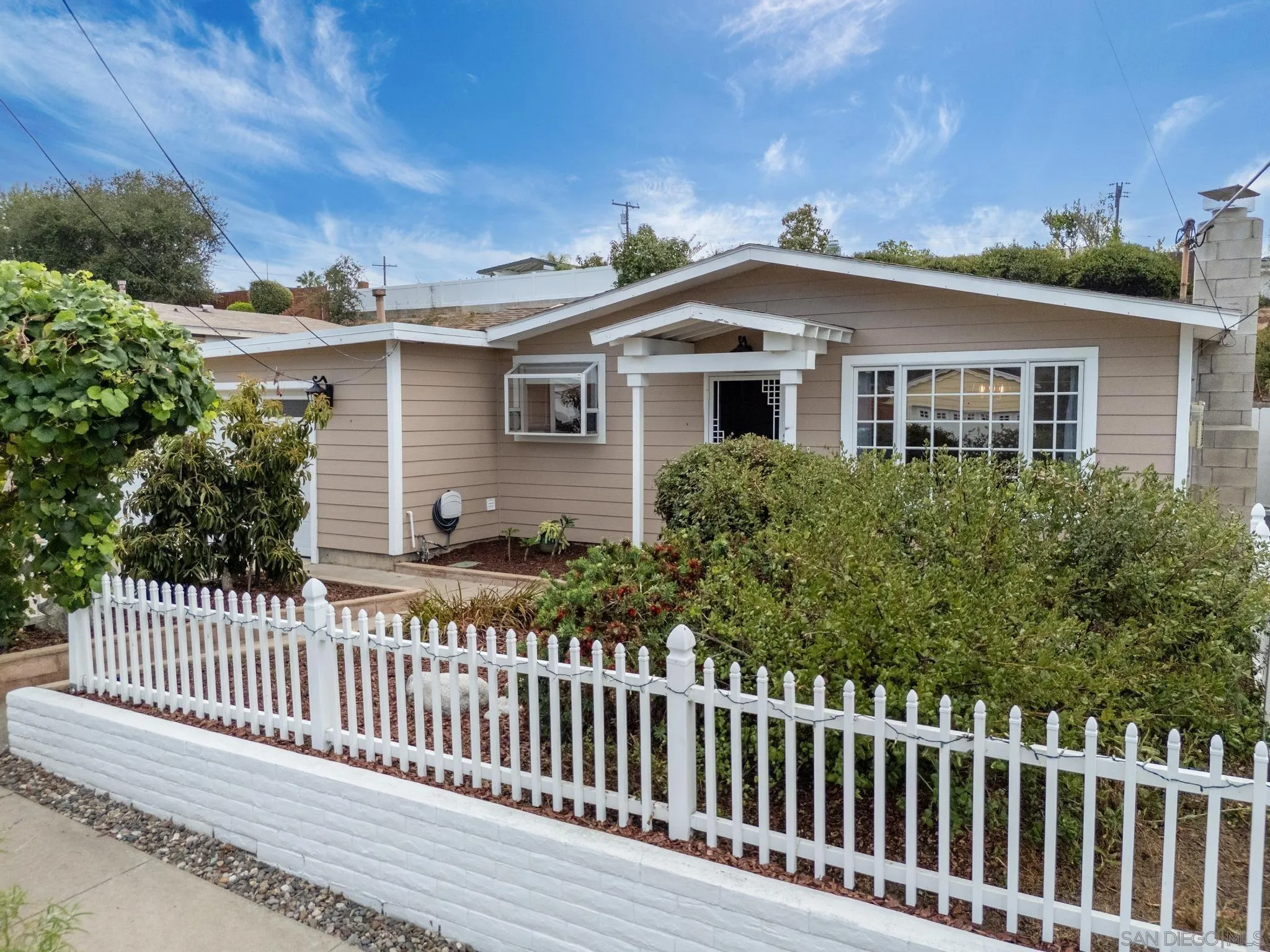 https://cdn.realtyfeed.com/cdn/127/260021183/0746855906000424917876c4a0017af3.webp