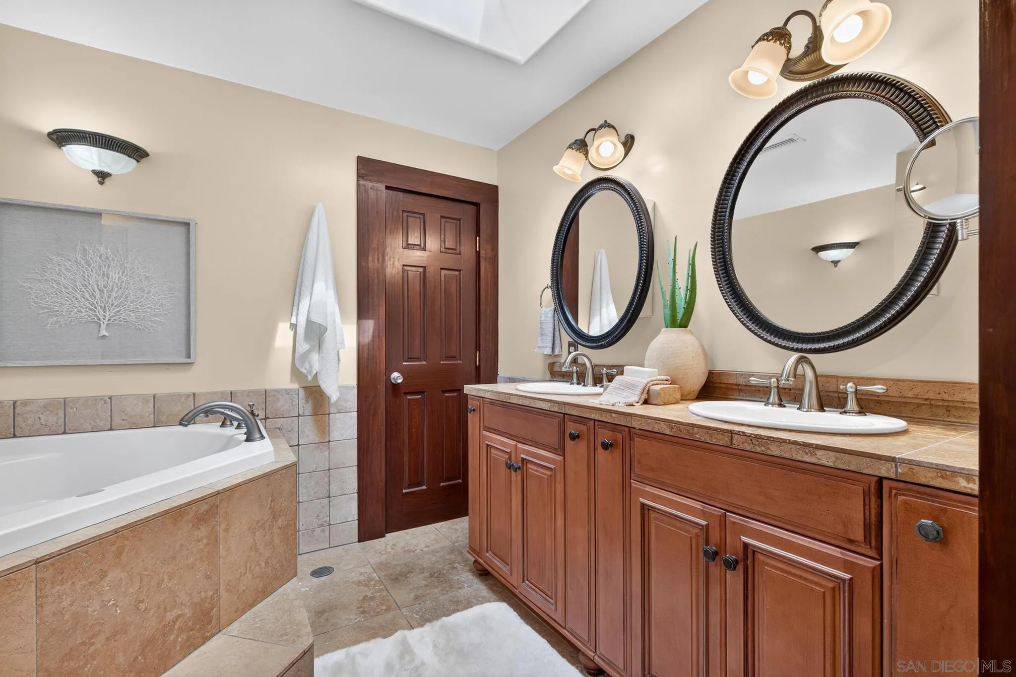 https://cdn.realtyfeed.com/cdn/127/260021183/d06d8c382c174764540ad4982b177d1d.webp