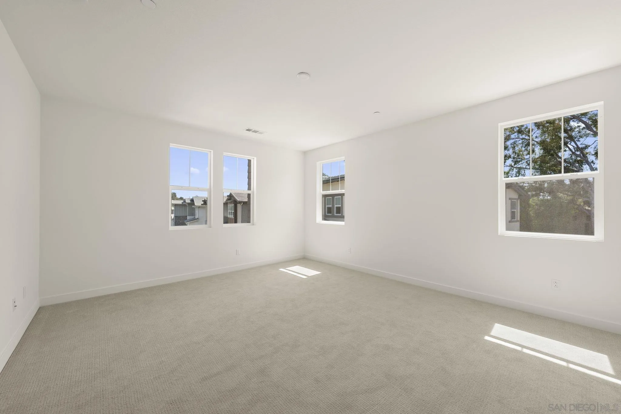 https://cdn.realtyfeed.com/cdn/127/260021184/15f535b7ba23522b1d2b47661abeee50.webp