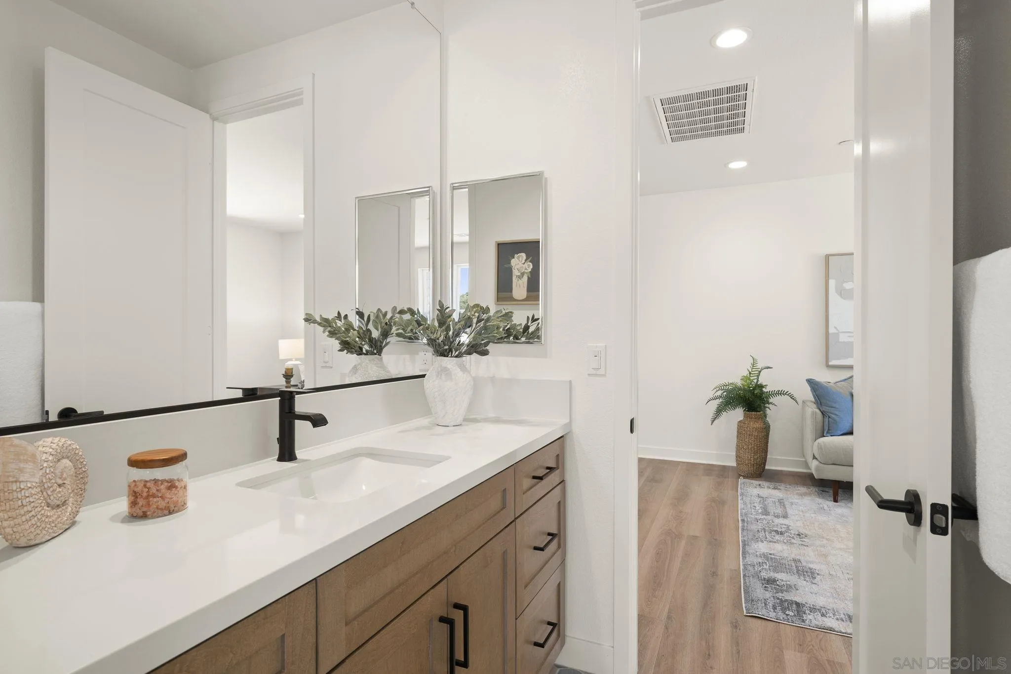 https://cdn.realtyfeed.com/cdn/127/260021184/1c3e0a765cc4a0323e3a4b20bc371fad.webp