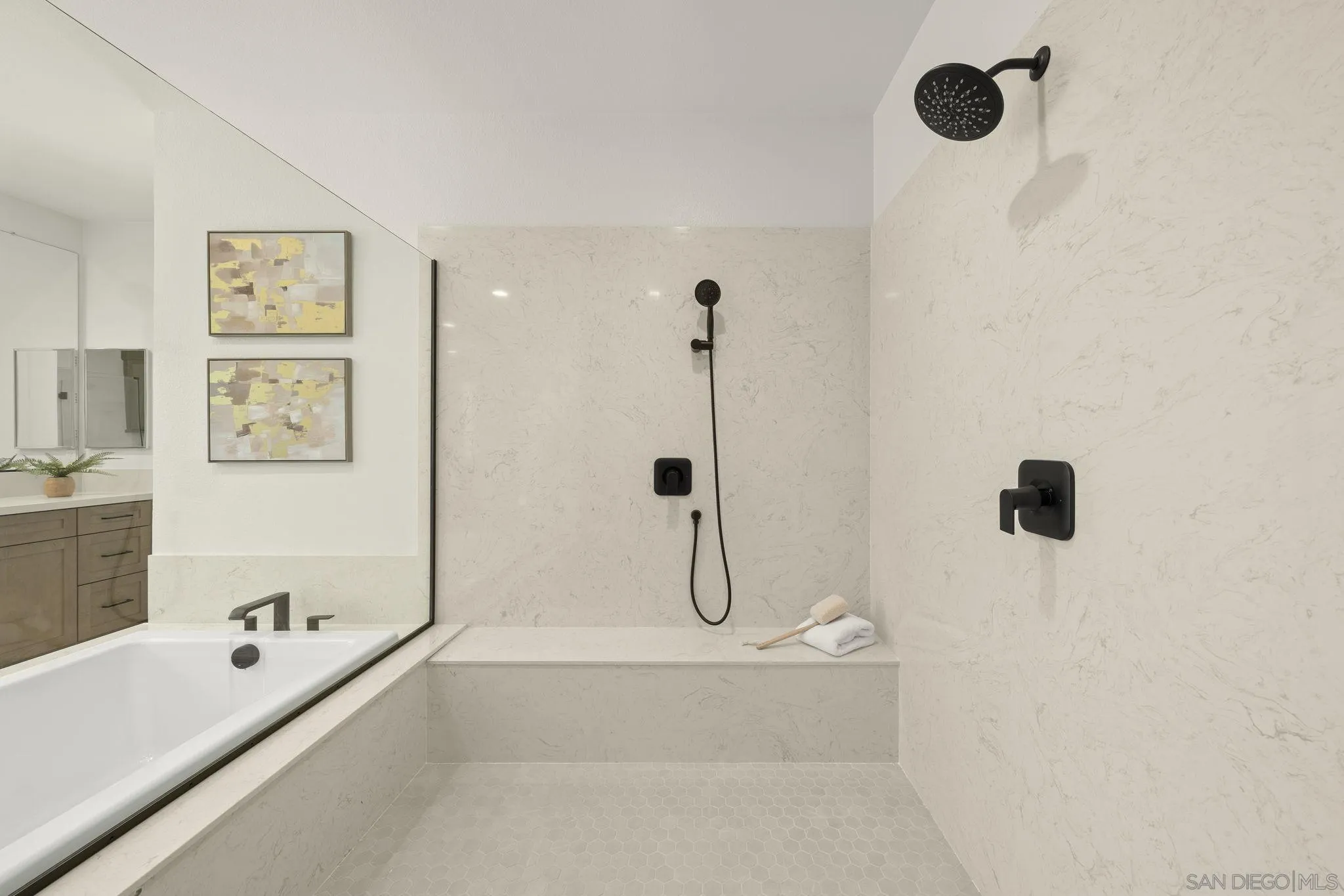 https://cdn.realtyfeed.com/cdn/127/260021184/7e4182e54517d4d1fa09725f57ef4bc6.webp