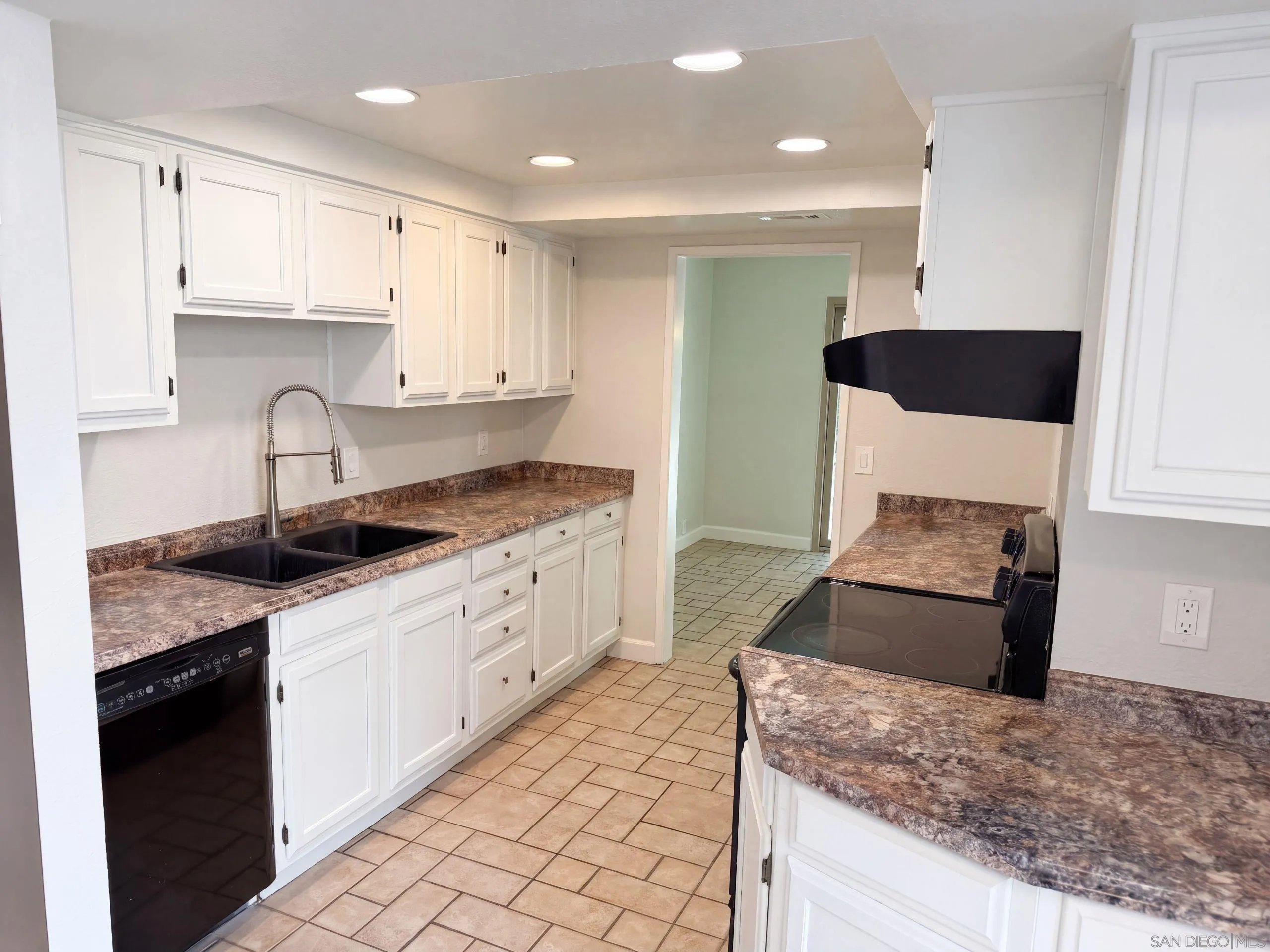 https://cdn.realtyfeed.com/cdn/127/260021185/fc0057dd1fcf1a9dd08918bb224e0241.webp