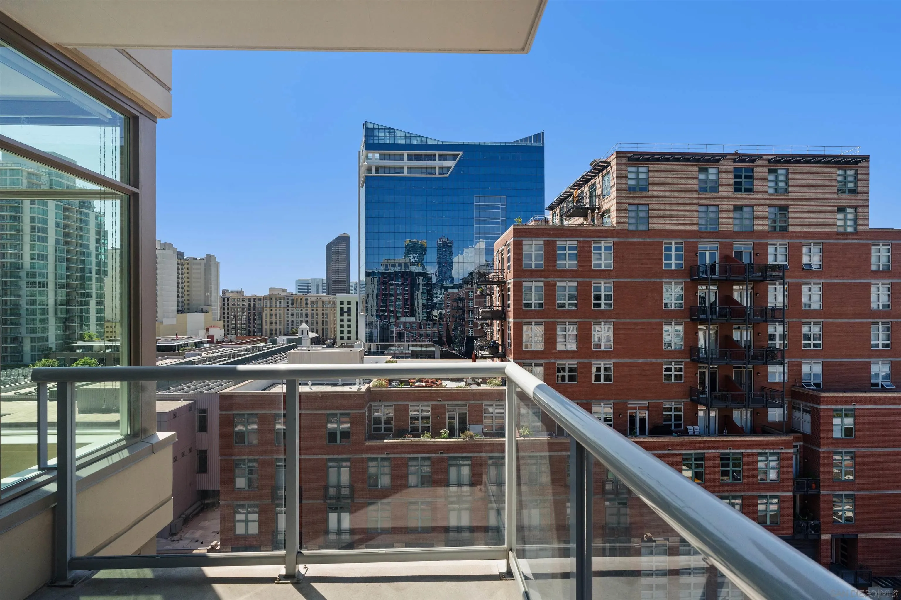 https://cdn.realtyfeed.com/cdn/127/260021189/bf516c29f0bca7dbeb6f106b3d8218c6.webp