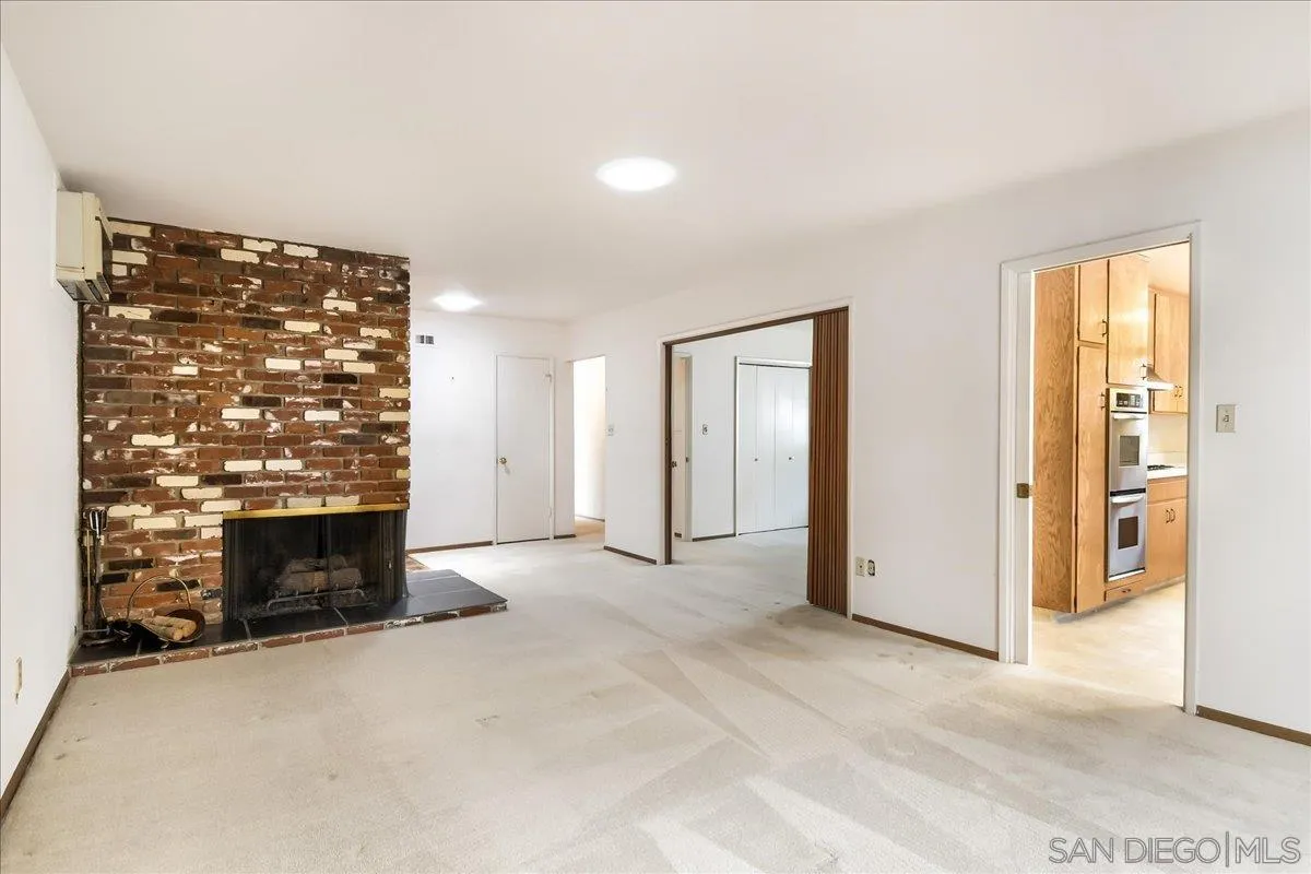 https://cdn.realtyfeed.com/cdn/127/260021196/922fff5150f5aa4fcdd68aa5b8b5903f.webp