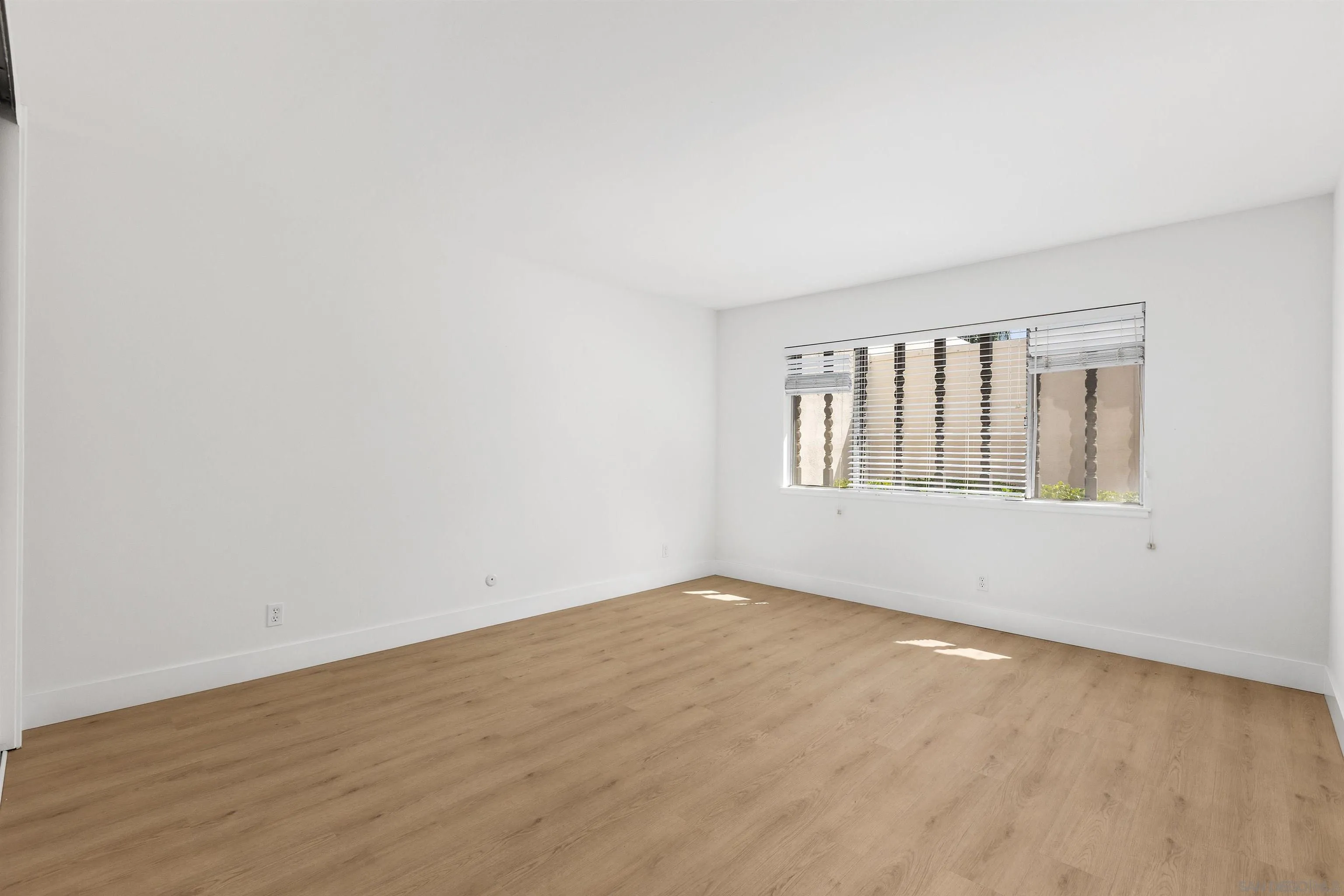 https://cdn.realtyfeed.com/cdn/127/260021197/2ce0ffb97bcb3ad34151c40fdc68da90.webp
